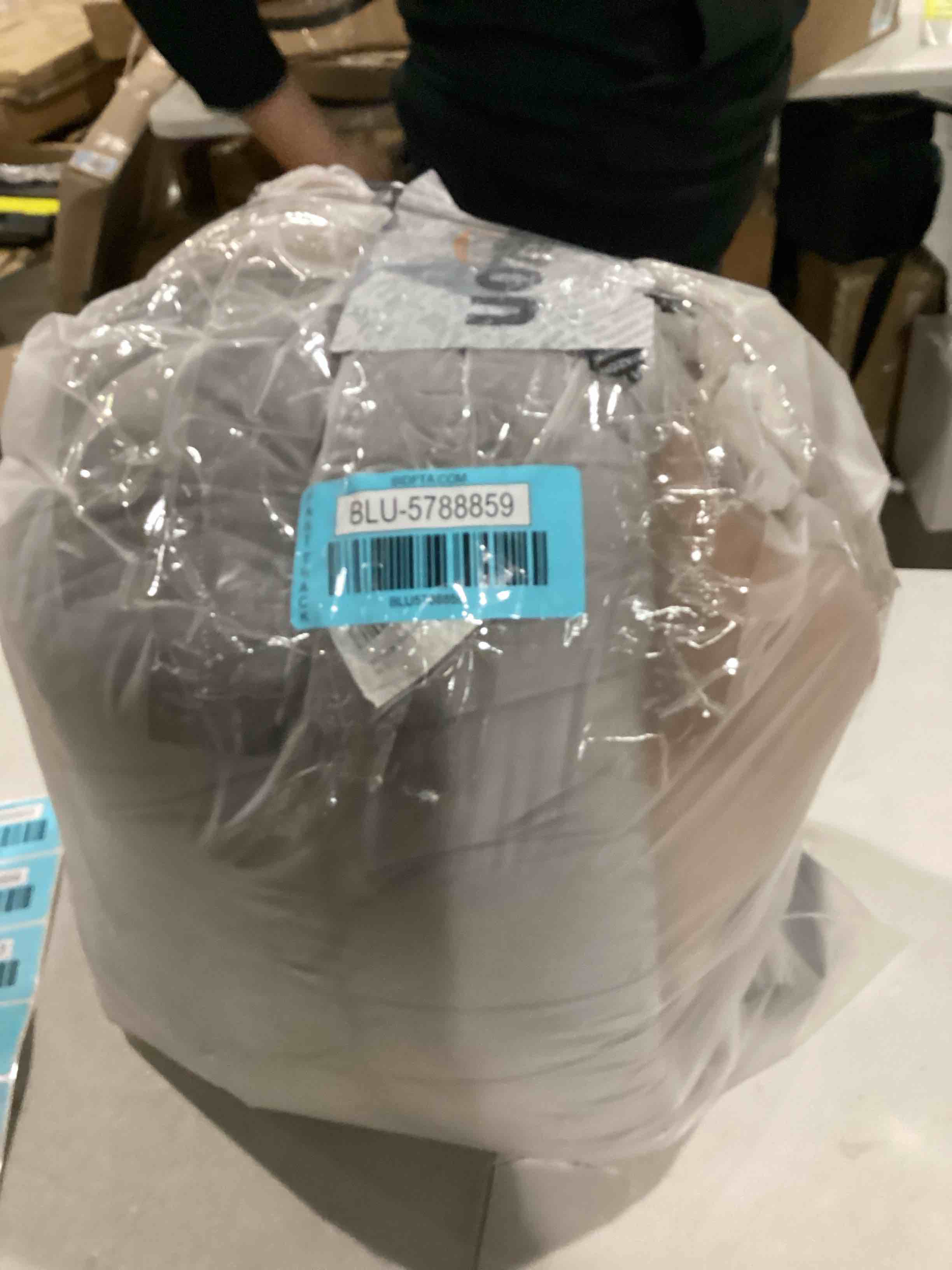 https://s3.amazonaws.com/lotting-images-prod/bidfta/BLU5788859_1709554731169.jpeg