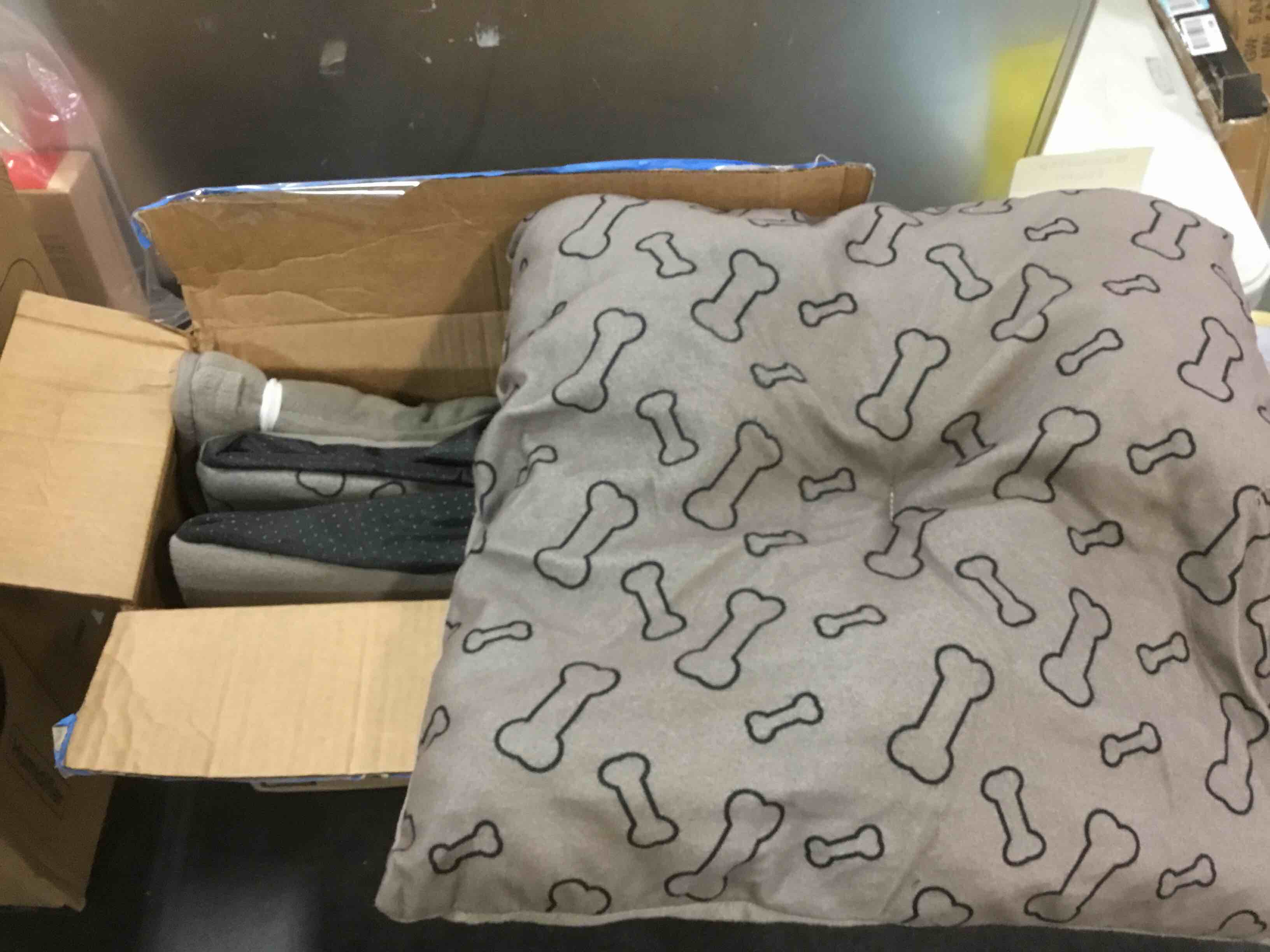 https://s3.amazonaws.com/lotting-images-prod/bidfta/BLU5793445_1705415193261.jpeg