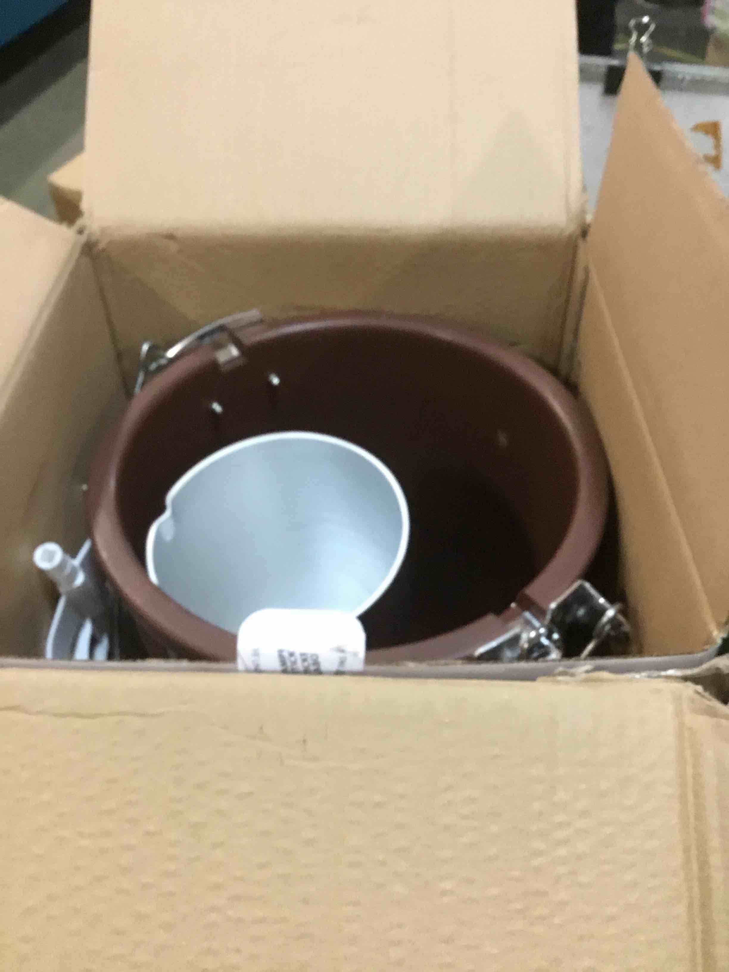 https://s3.amazonaws.com/lotting-images-prod/bidfta/BLU5794135_1706628790875.jpeg
