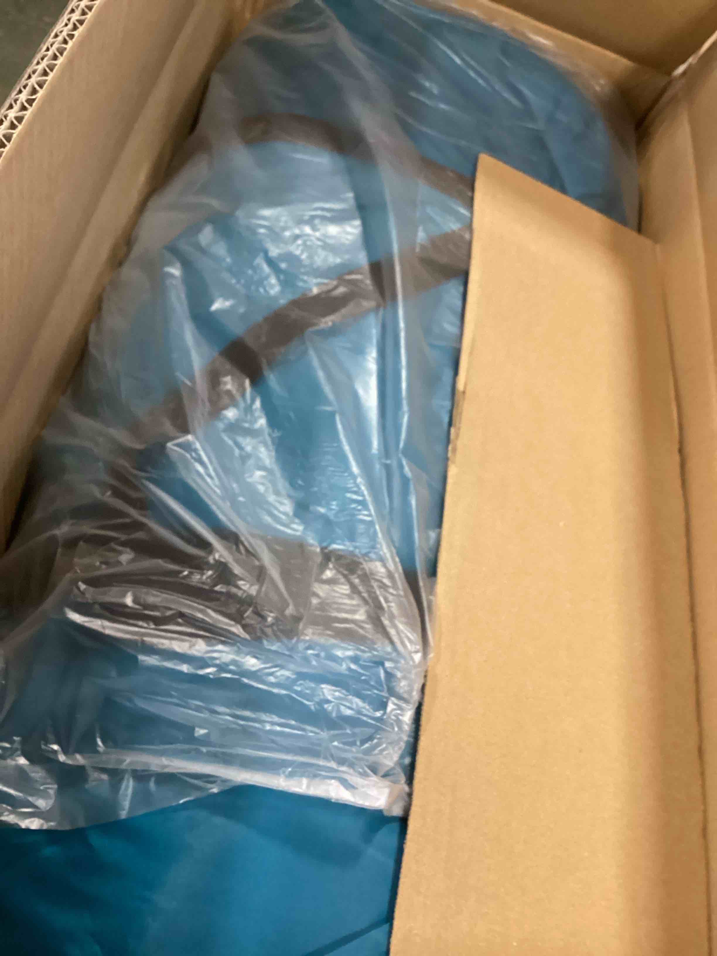 https://s3.amazonaws.com/lotting-images-prod/bidfta/BLU5795852_1705769972277.jpeg