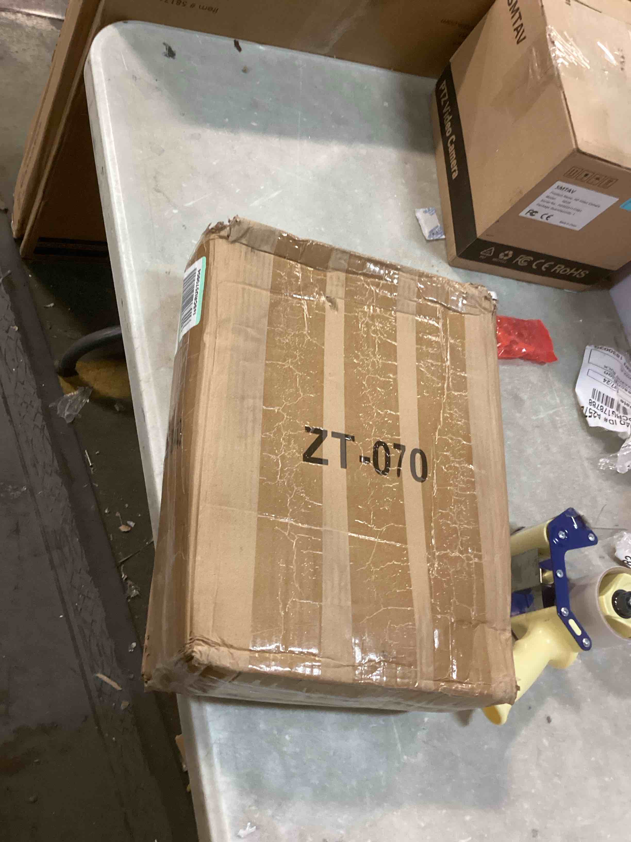 https://s3.amazonaws.com/lotting-images-prod/bidfta/BLU5797609_1706995161252.jpeg