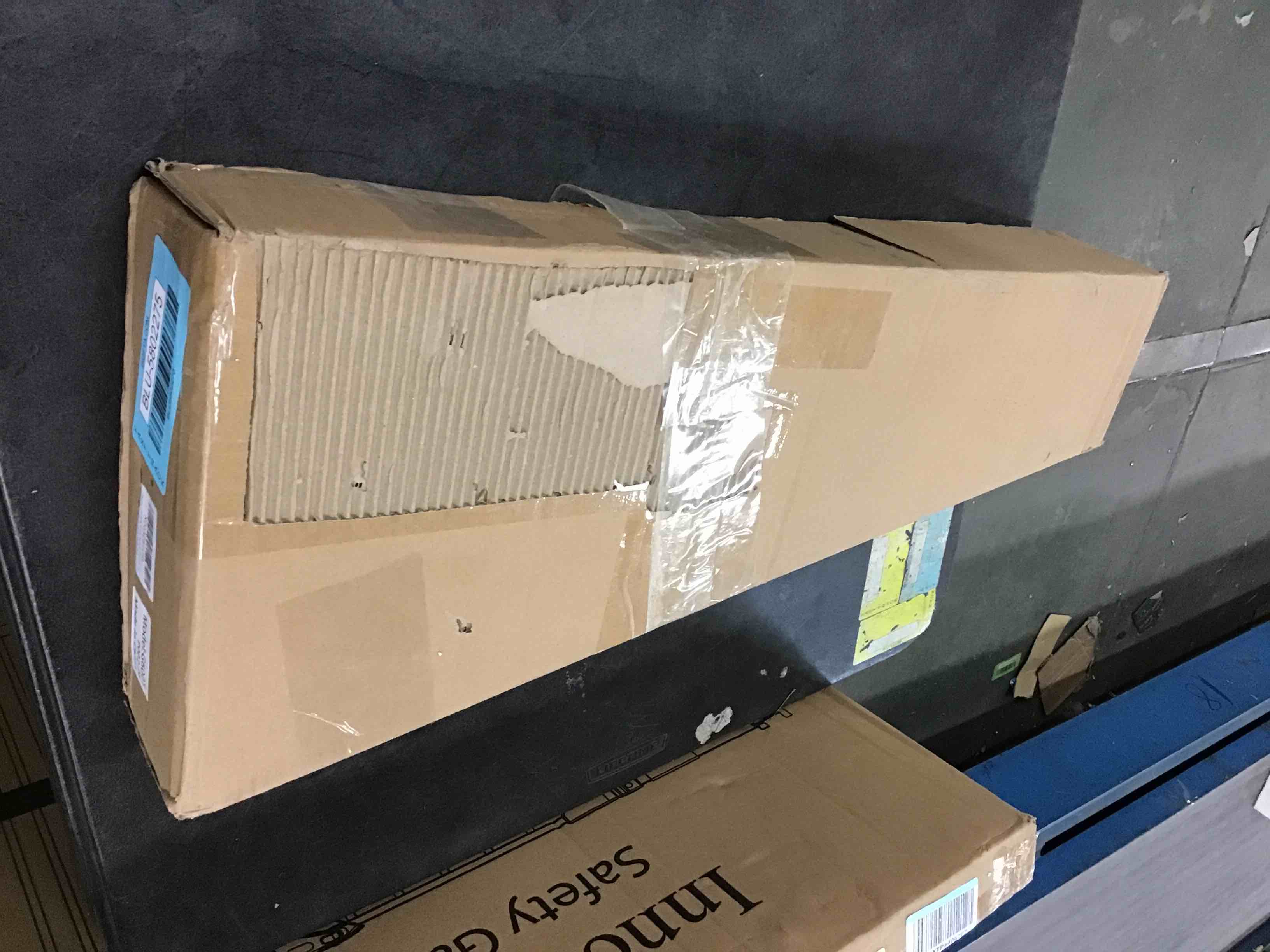 https://s3.amazonaws.com/lotting-images-prod/bidfta/BLU5802275_1706021212896.jpeg