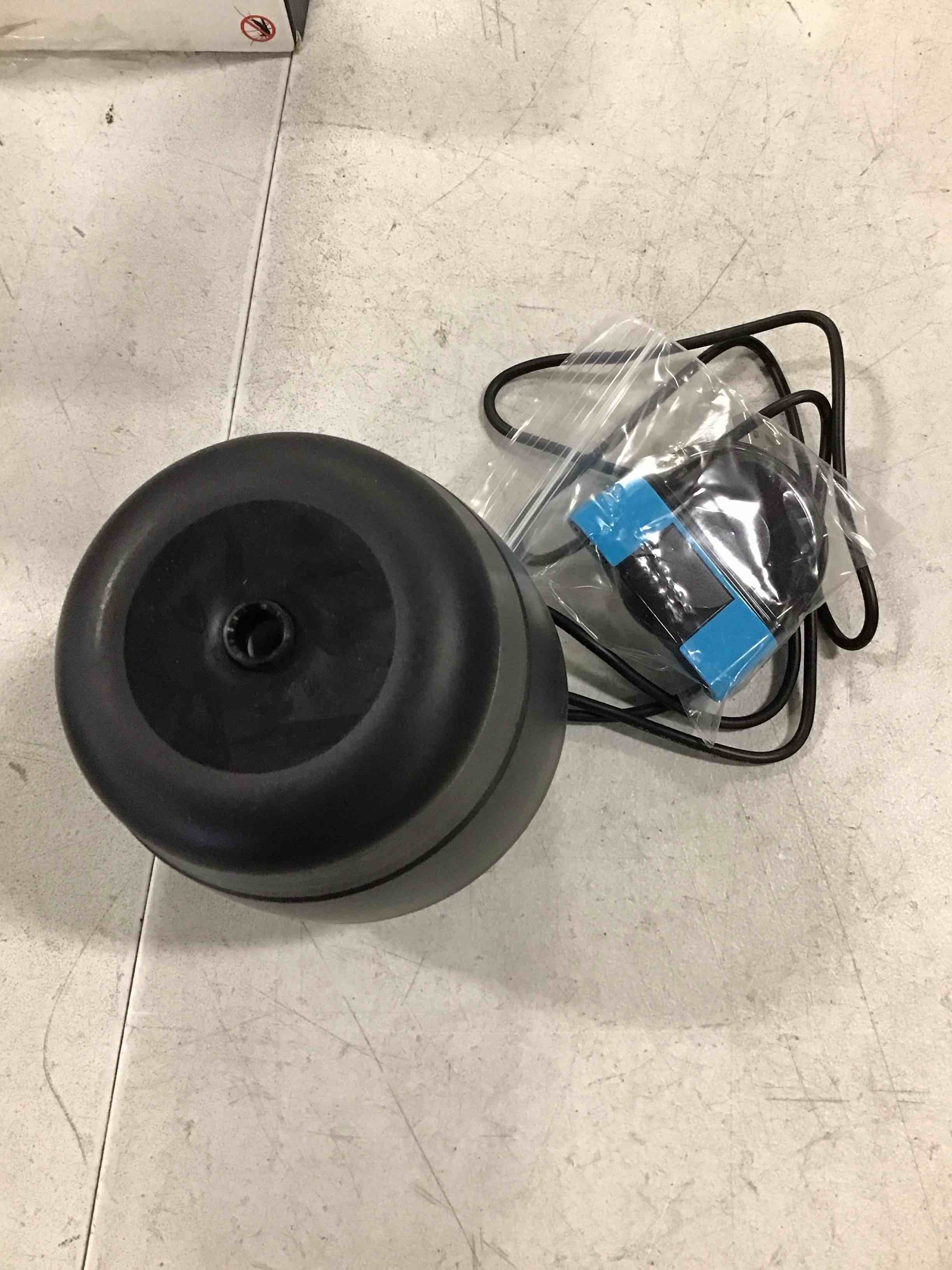 https://s3.amazonaws.com/lotting-images-prod/bidfta/BLU5804800_1712347644666.jpeg