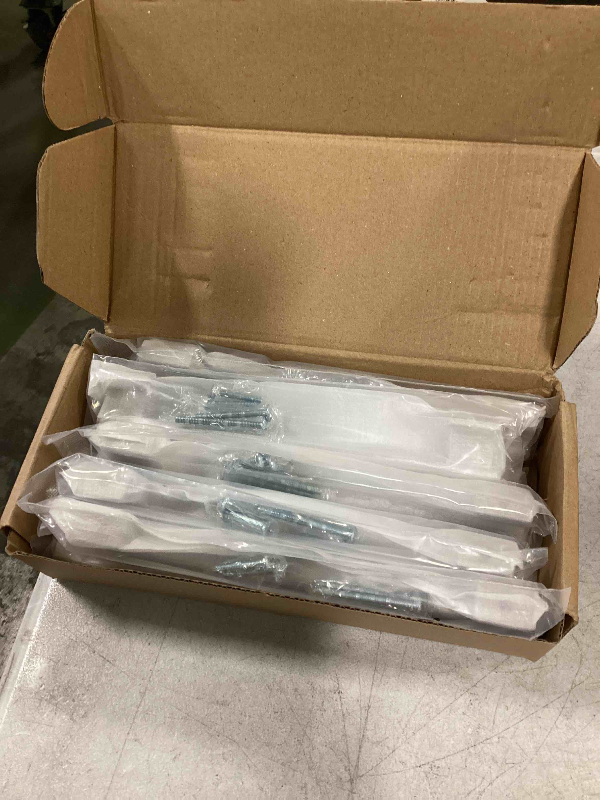 https://s3.amazonaws.com/lotting-images-prod/bidfta/BLU5805273_1712751229505.jpeg
