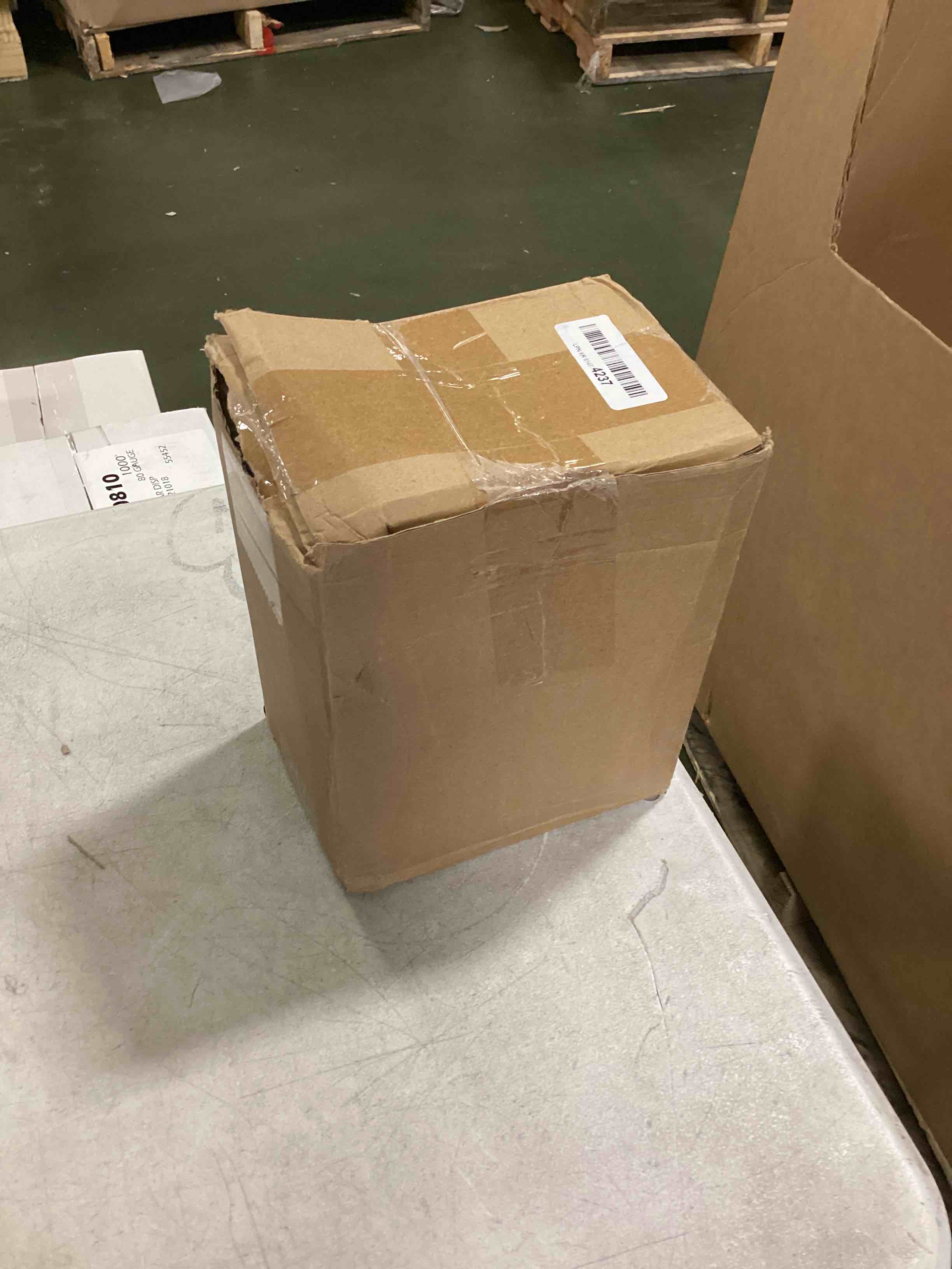 https://s3.amazonaws.com/lotting-images-prod/bidfta/BLU5805355_1712773660970.jpeg