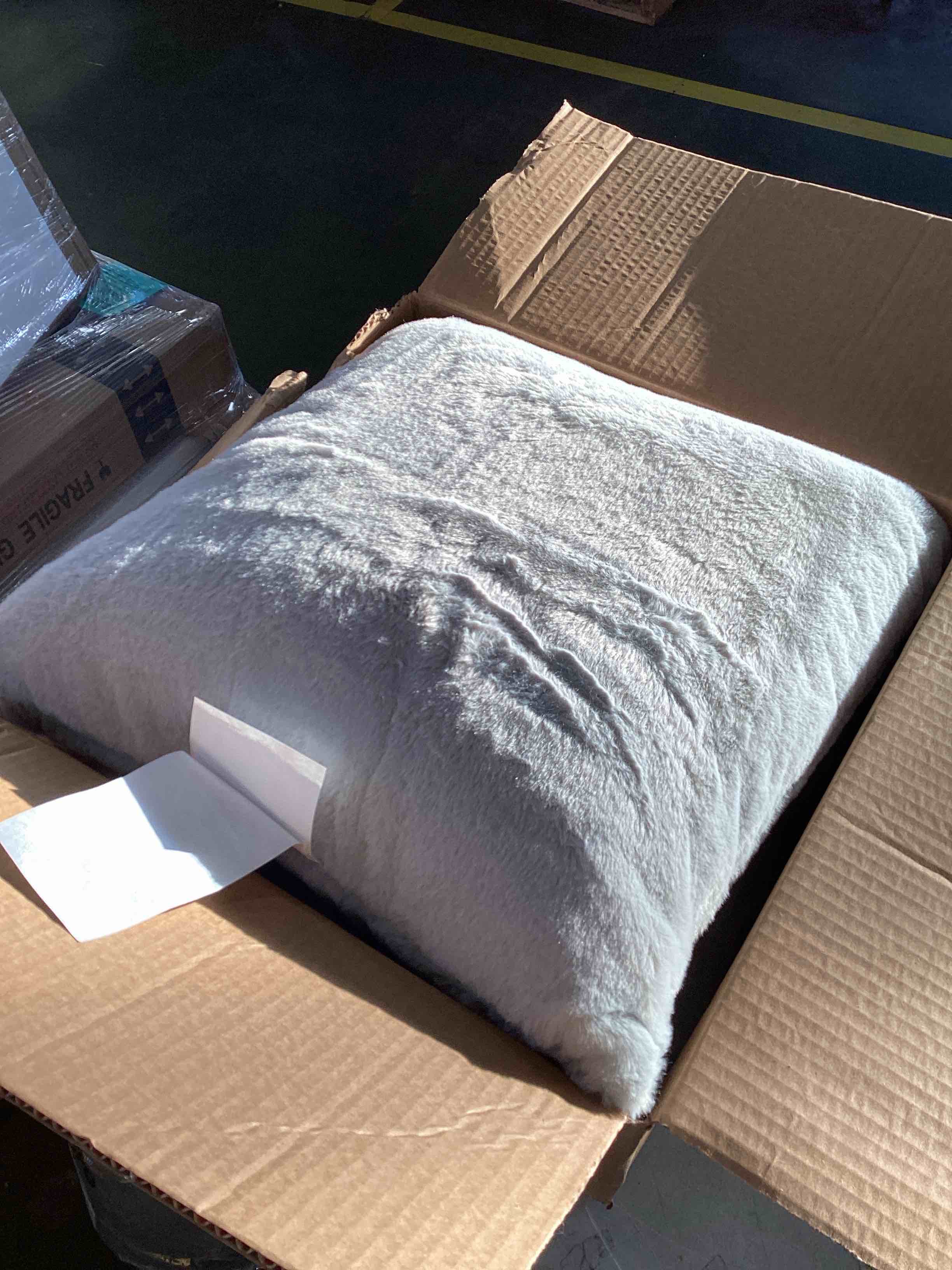 https://s3.amazonaws.com/lotting-images-prod/bidfta/BLU5811516_1711628401707.jpeg
