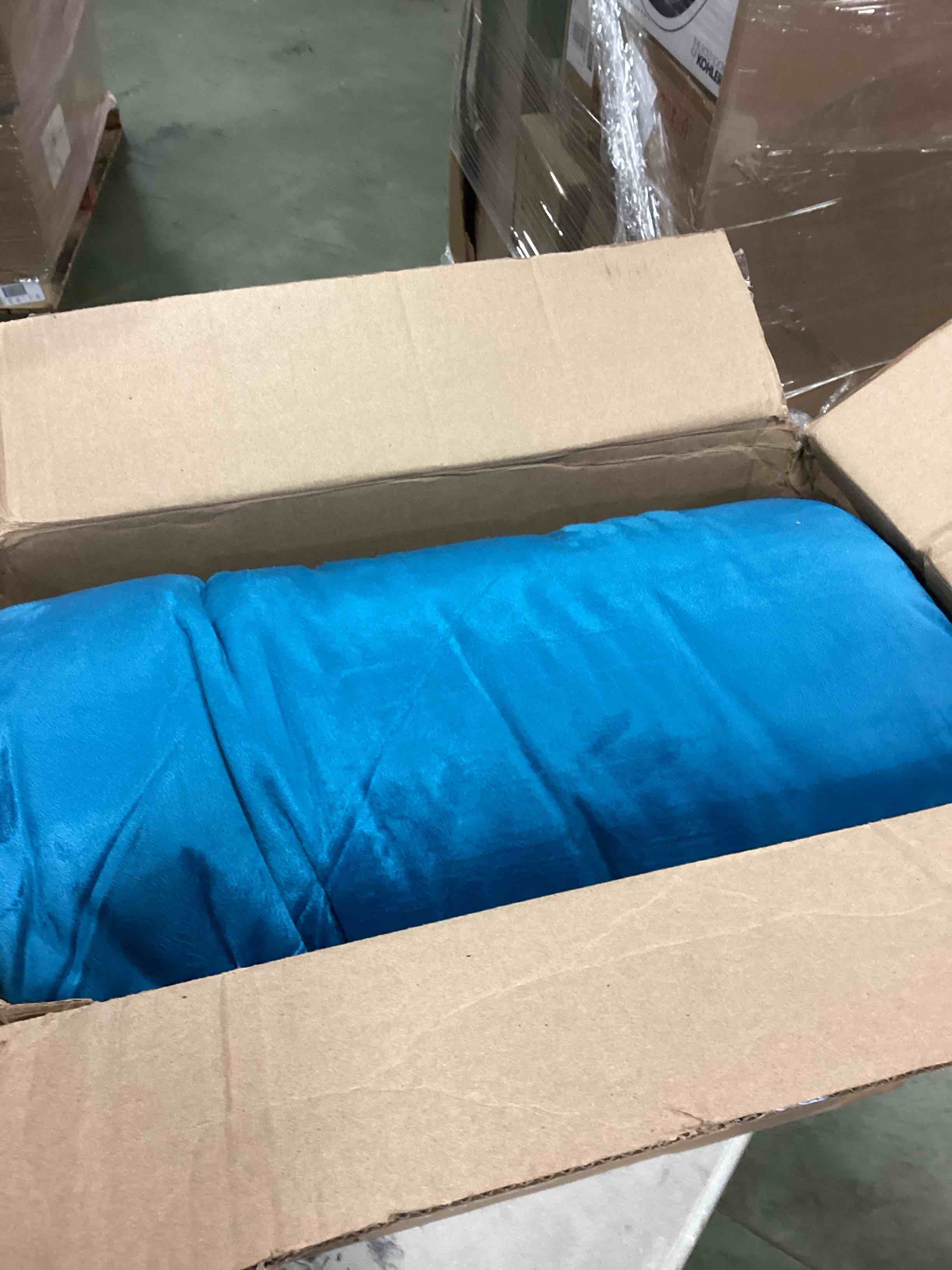 https://s3.amazonaws.com/lotting-images-prod/bidfta/BLU5811752_1711740362804.jpeg