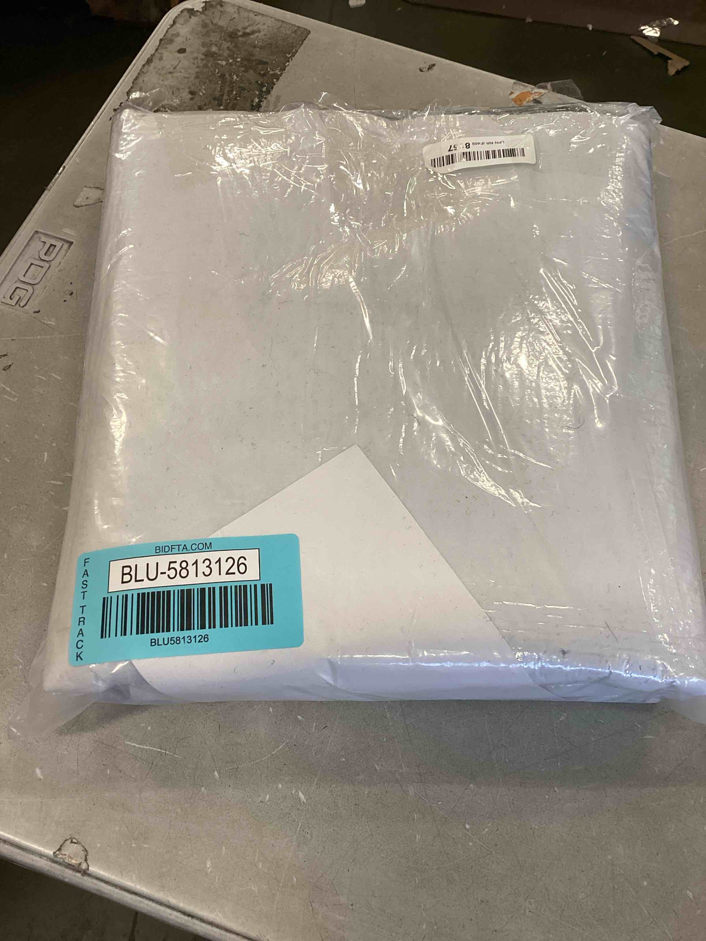 https://s3.amazonaws.com/lotting-images-prod/bidfta/BLU5813126_1711630354449.jpeg