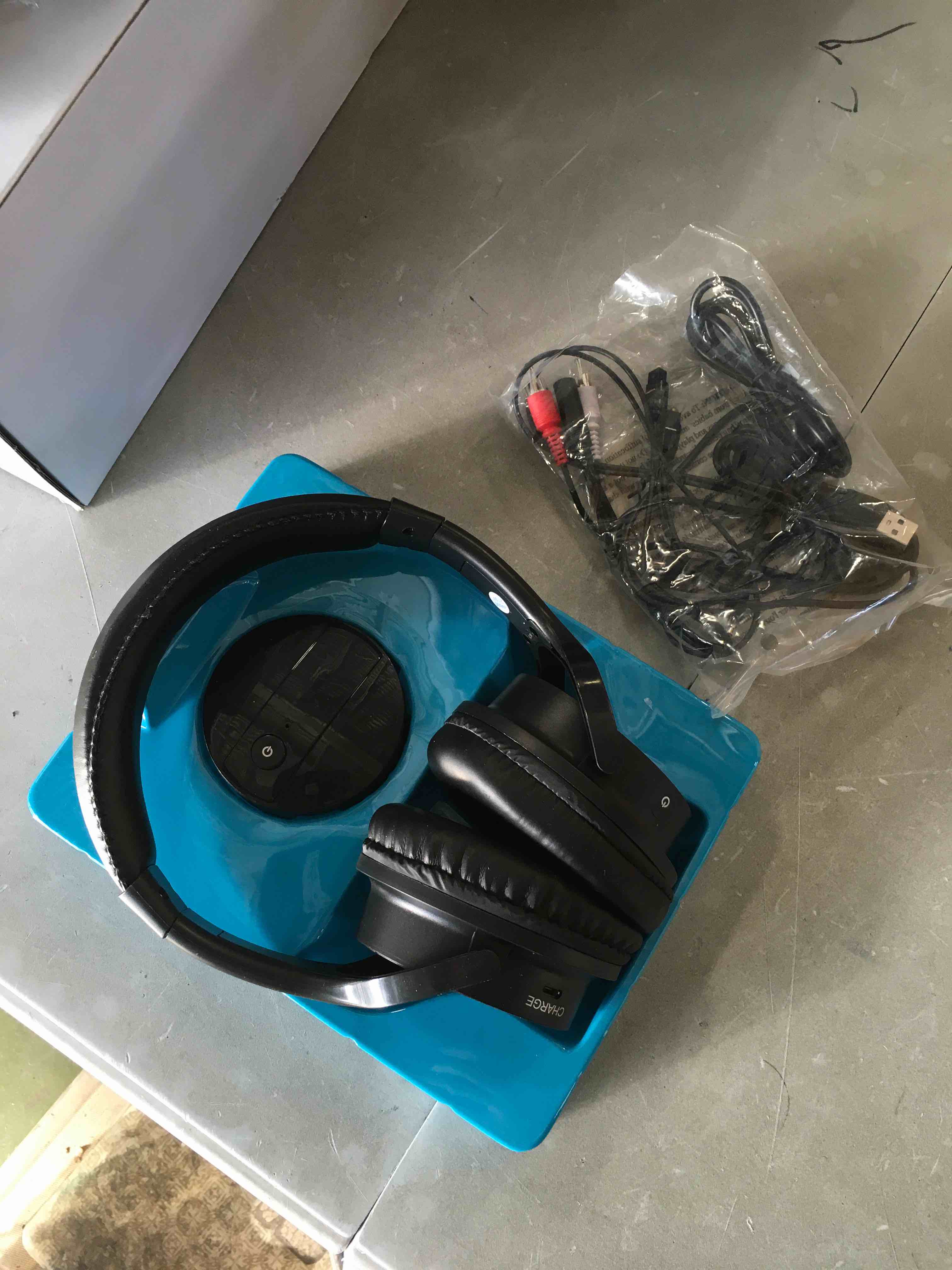 https://s3.amazonaws.com/lotting-images-prod/bidfta/BLU5814339_1713184584603.jpeg