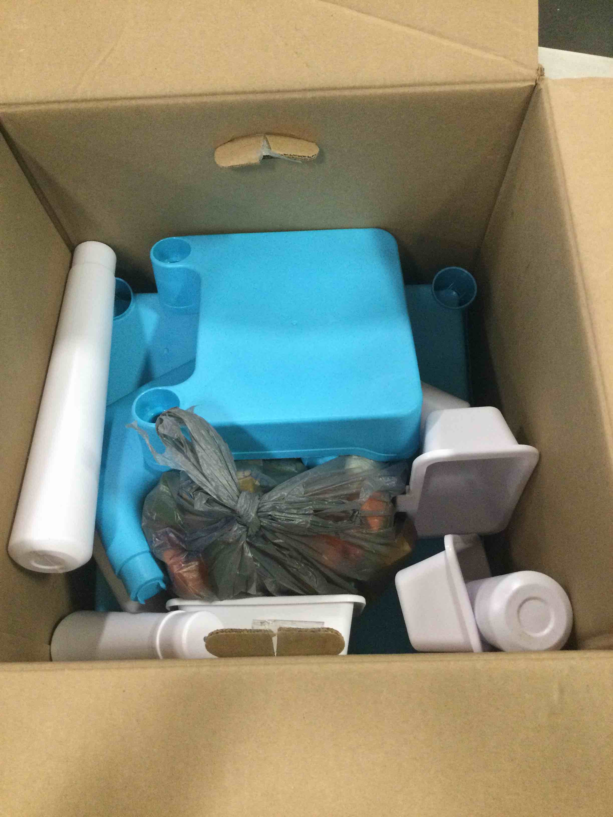 https://s3.amazonaws.com/lotting-images-prod/bidfta/BLU5819922_1706561817599.jpeg