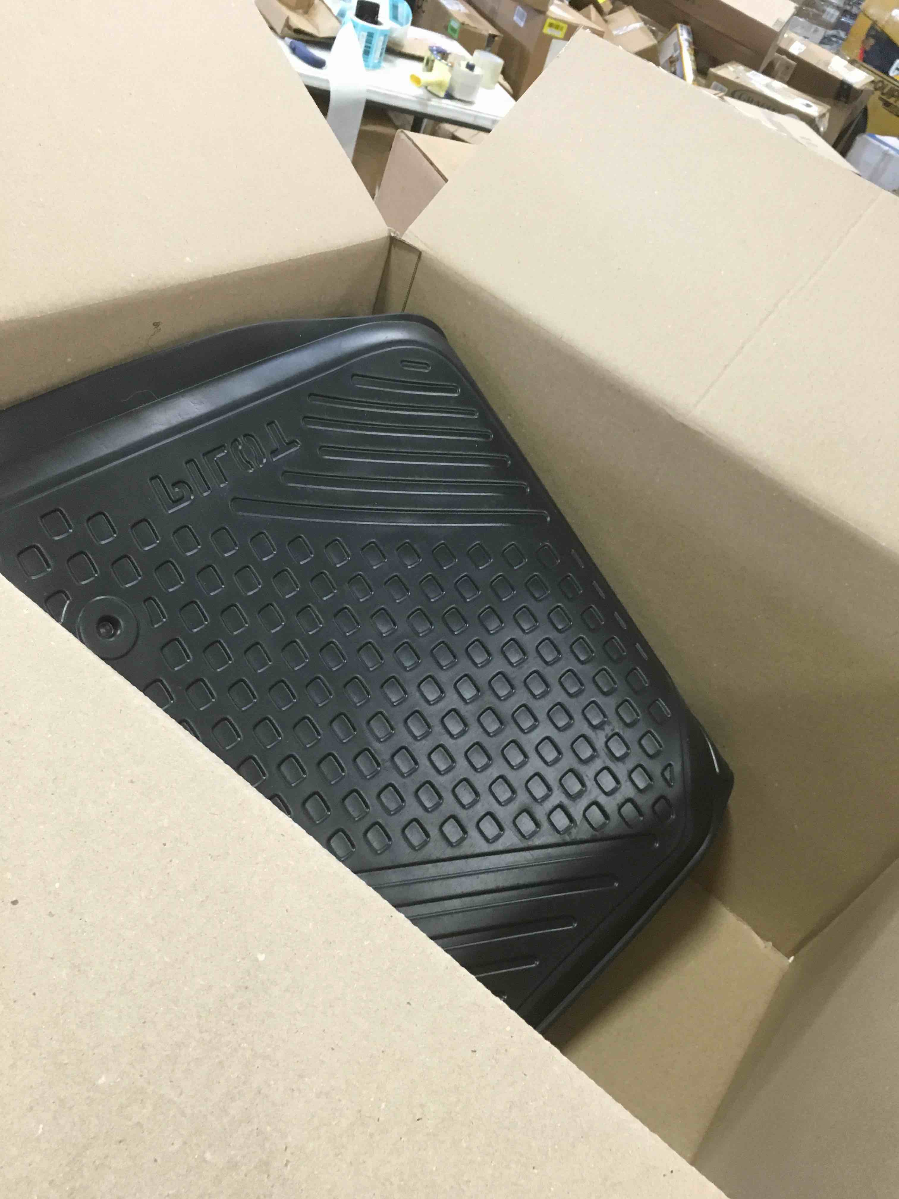 https://s3.amazonaws.com/lotting-images-prod/bidfta/BLU5820370_1706902915430.jpeg