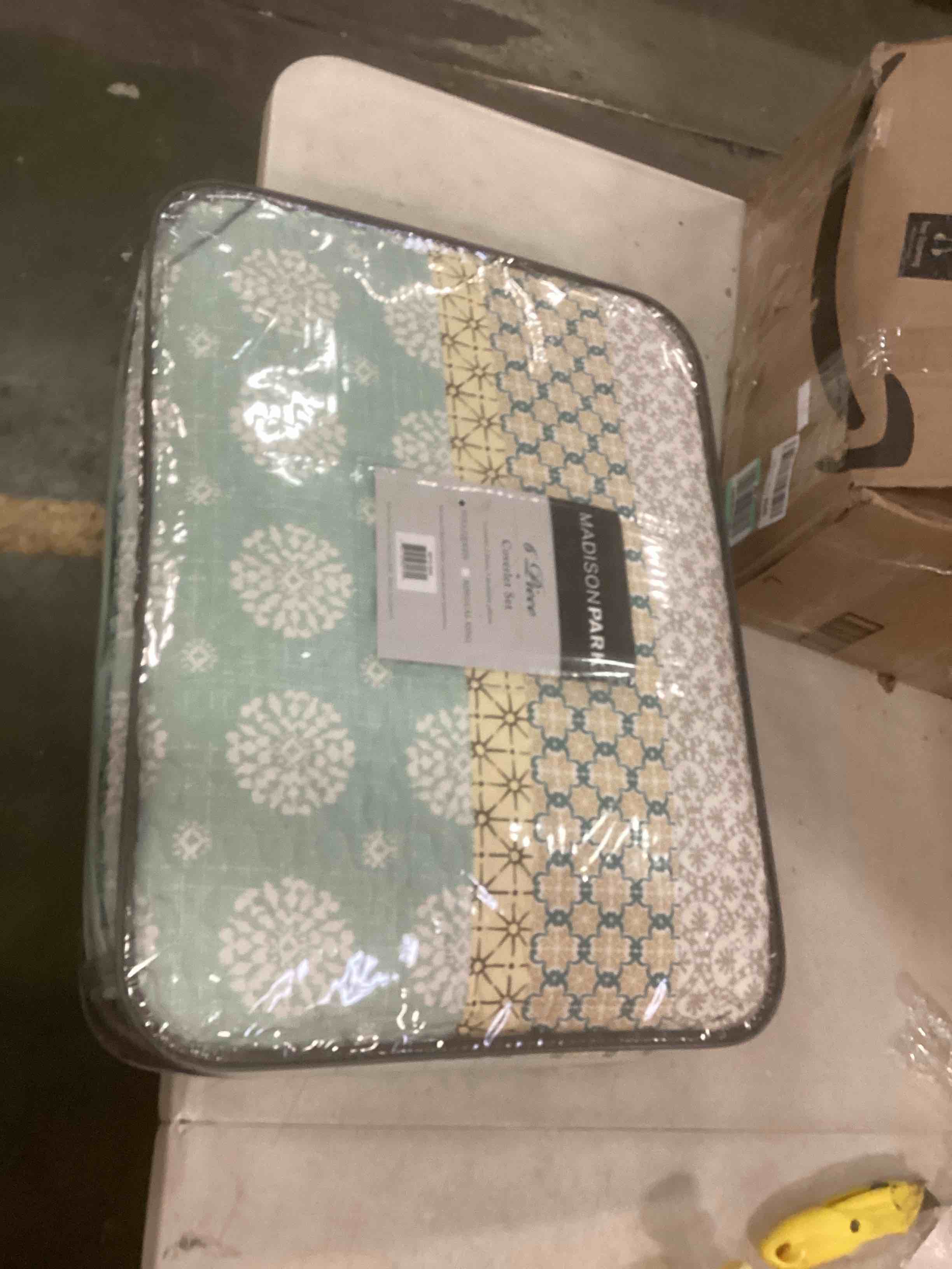 https://s3.amazonaws.com/lotting-images-prod/bidfta/BLU5821628_1706028859814.jpeg