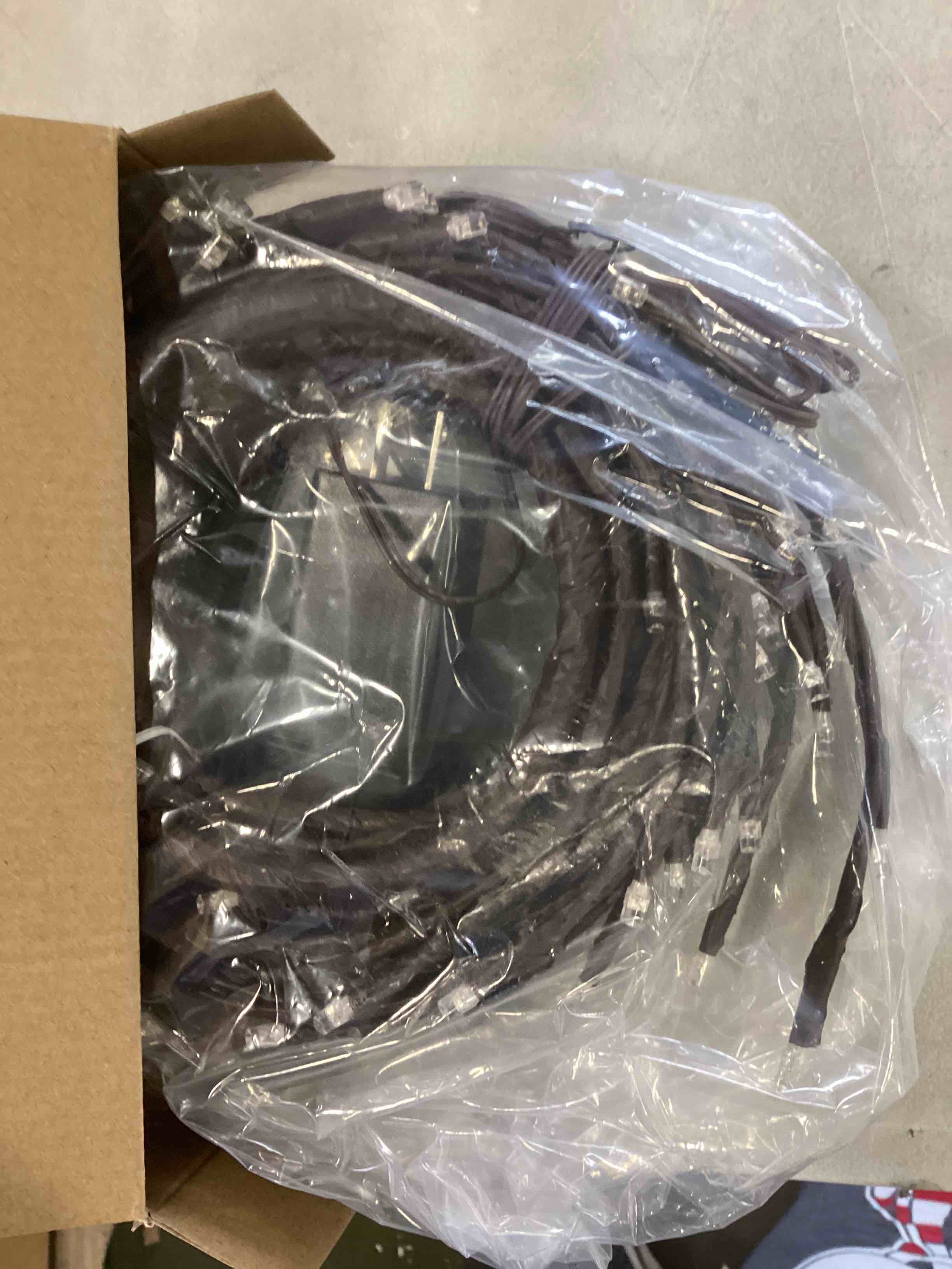 https://s3.amazonaws.com/lotting-images-prod/bidfta/BLU5827877_1706811472530.jpeg