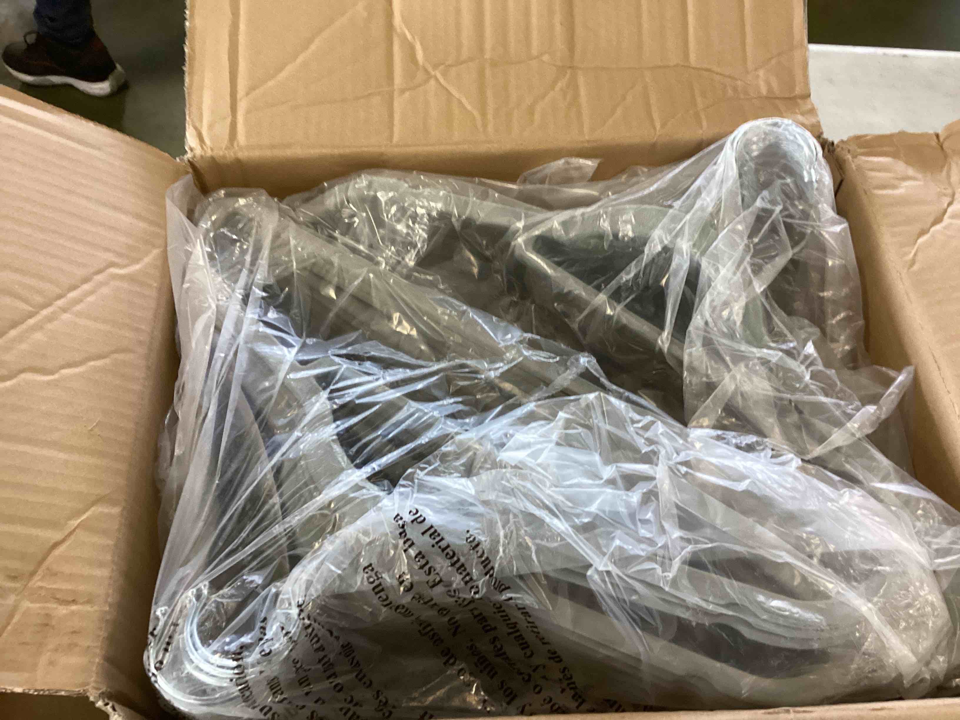 https://s3.amazonaws.com/lotting-images-prod/bidfta/BLU5827900_1706812759740.jpeg