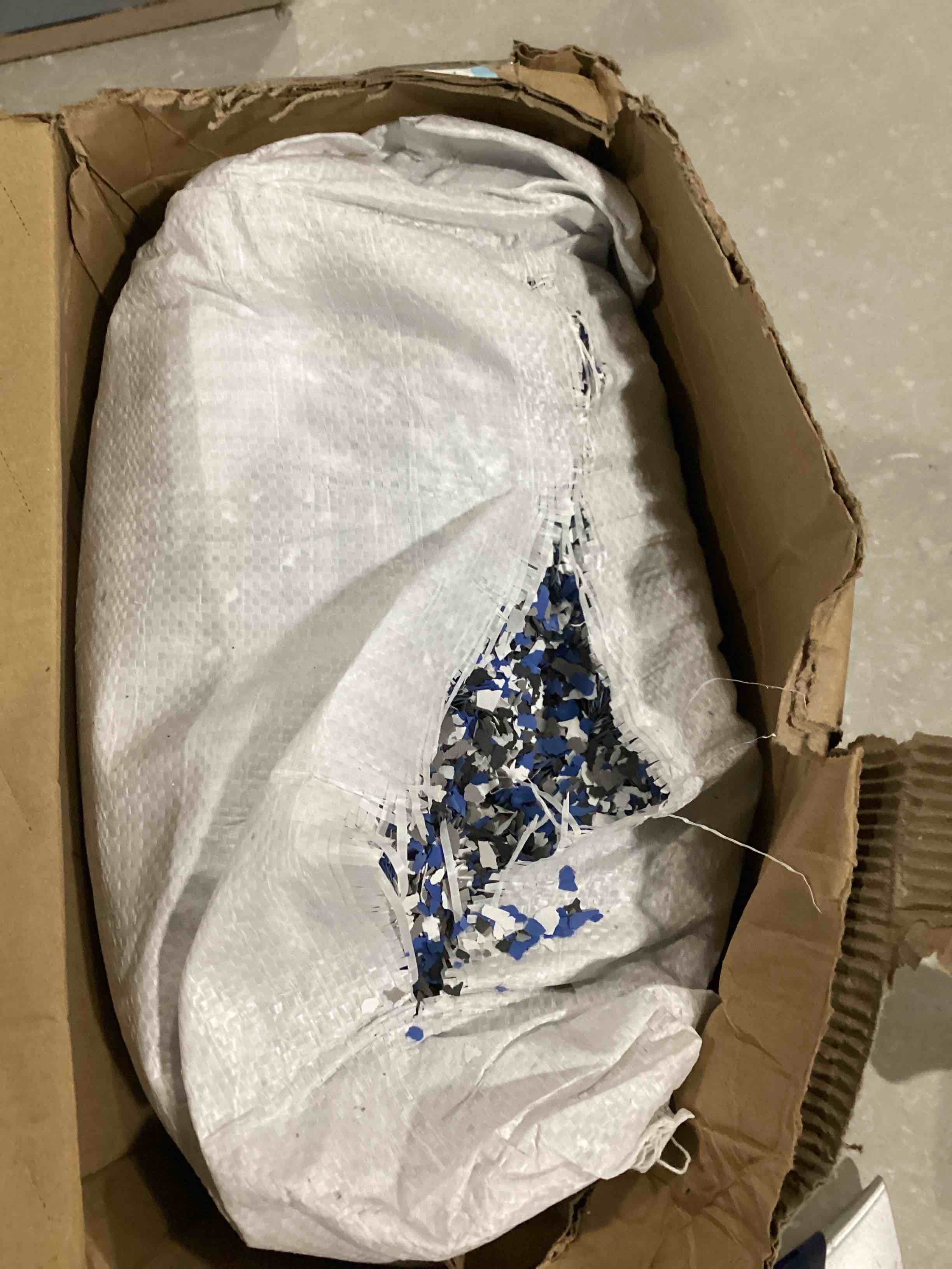 https://s3.amazonaws.com/lotting-images-prod/bidfta/BLU5829964_1718124836596.jpeg