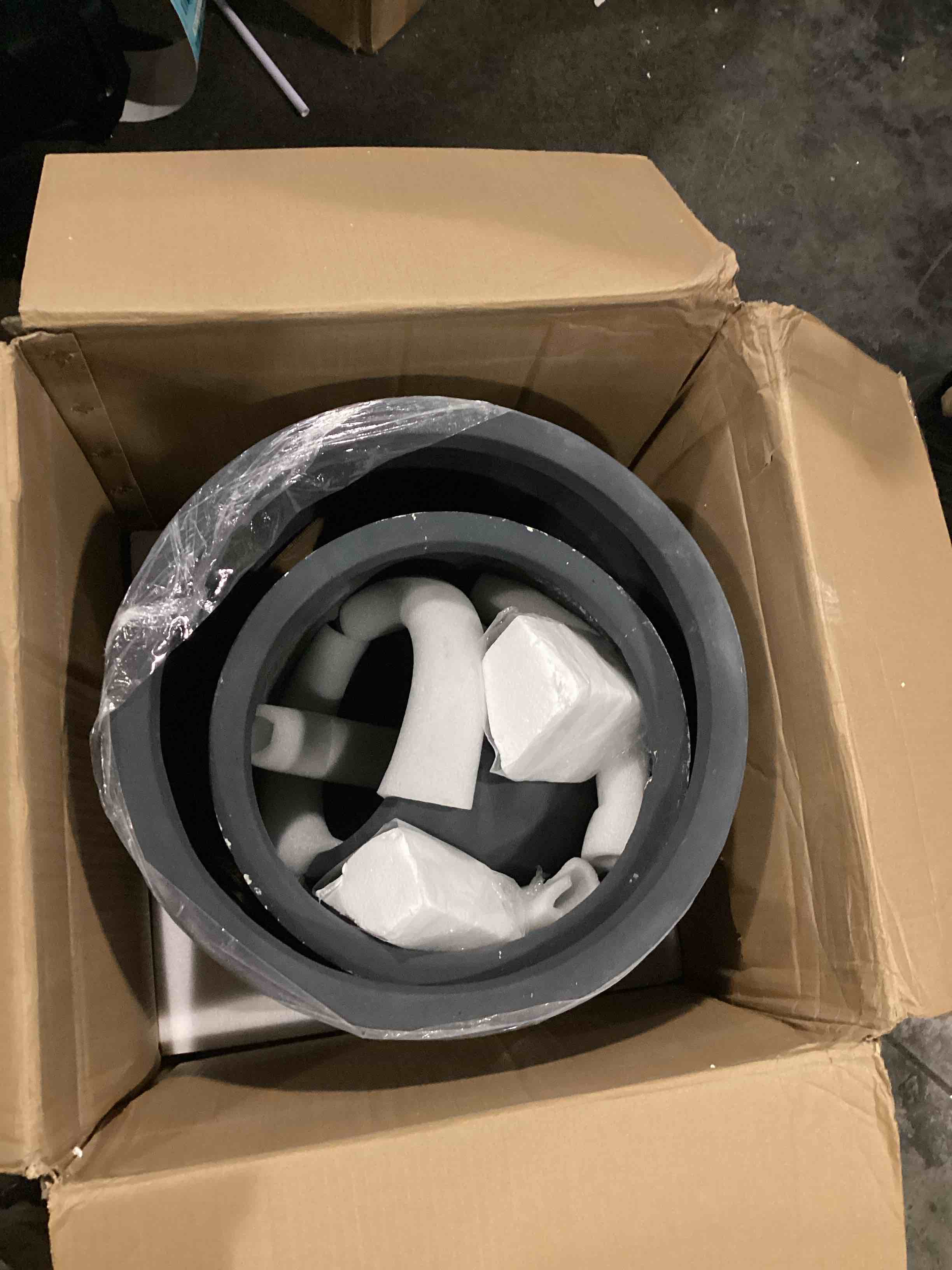 https://s3.amazonaws.com/lotting-images-prod/bidfta/BLU5830133_1718278146168.jpeg