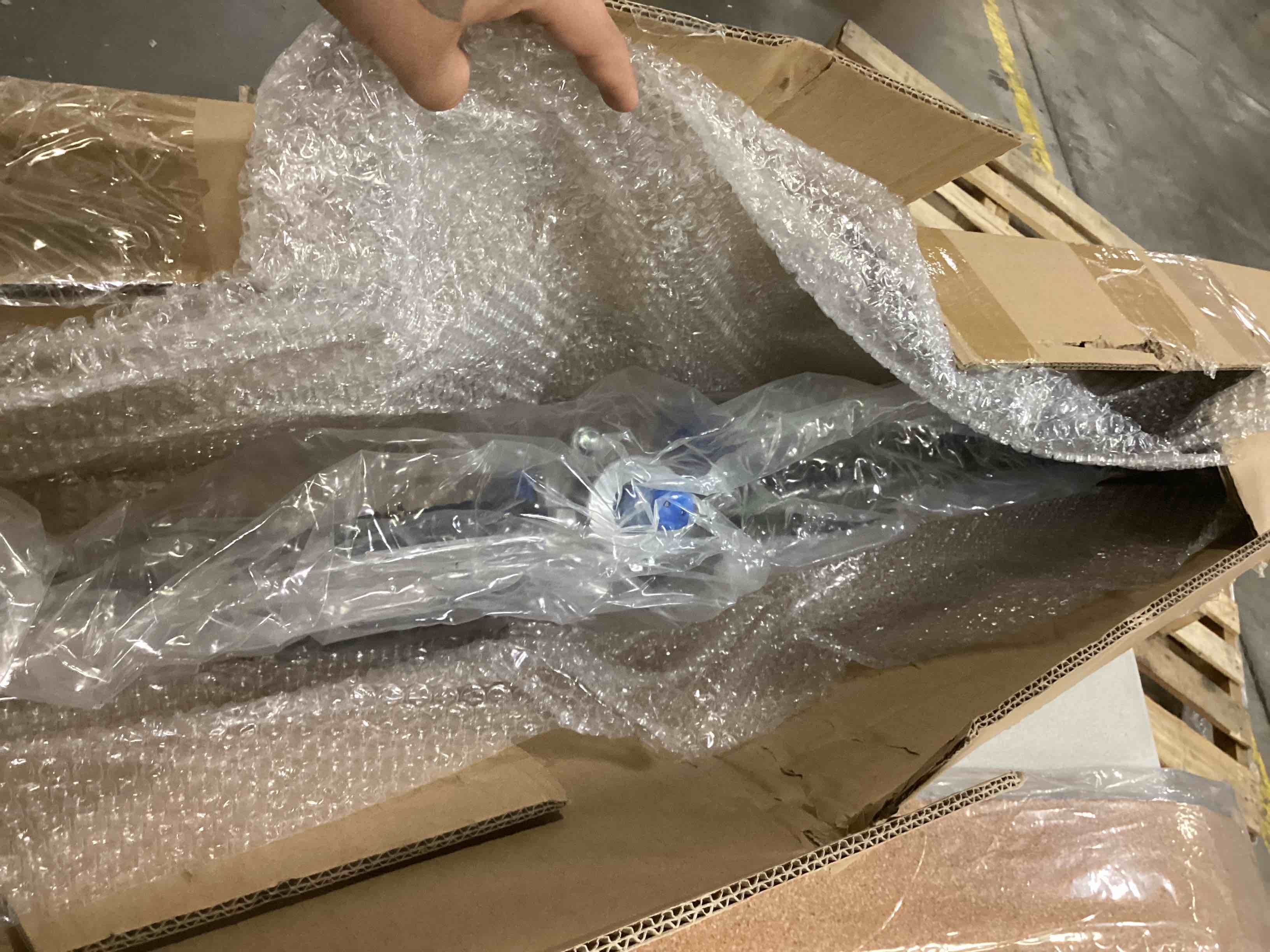 https://s3.amazonaws.com/lotting-images-prod/bidfta/BLU5830980_1717182261828.jpeg