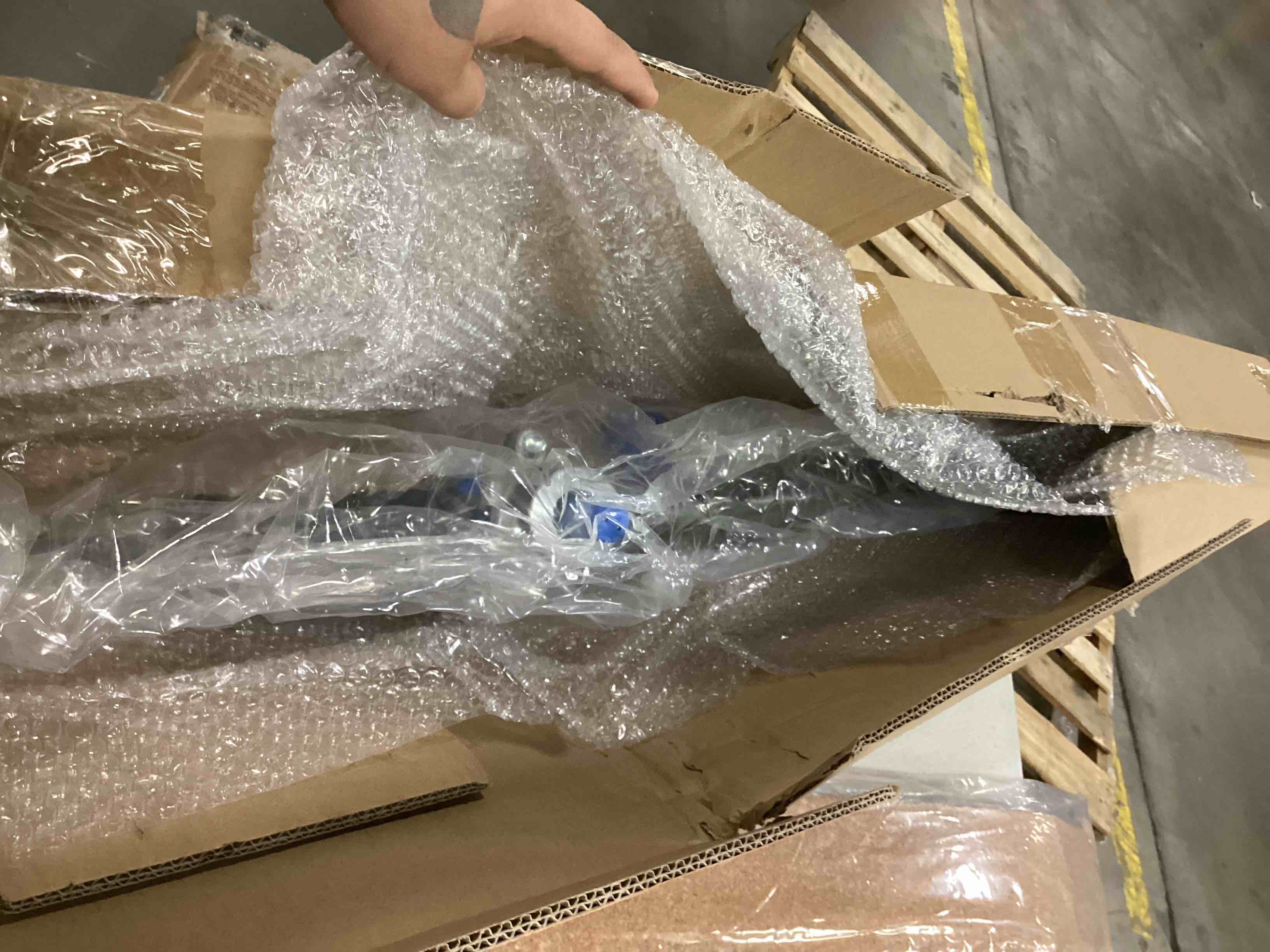 https://s3.amazonaws.com/lotting-images-prod/bidfta/BLU5830980_1717182263745.jpeg