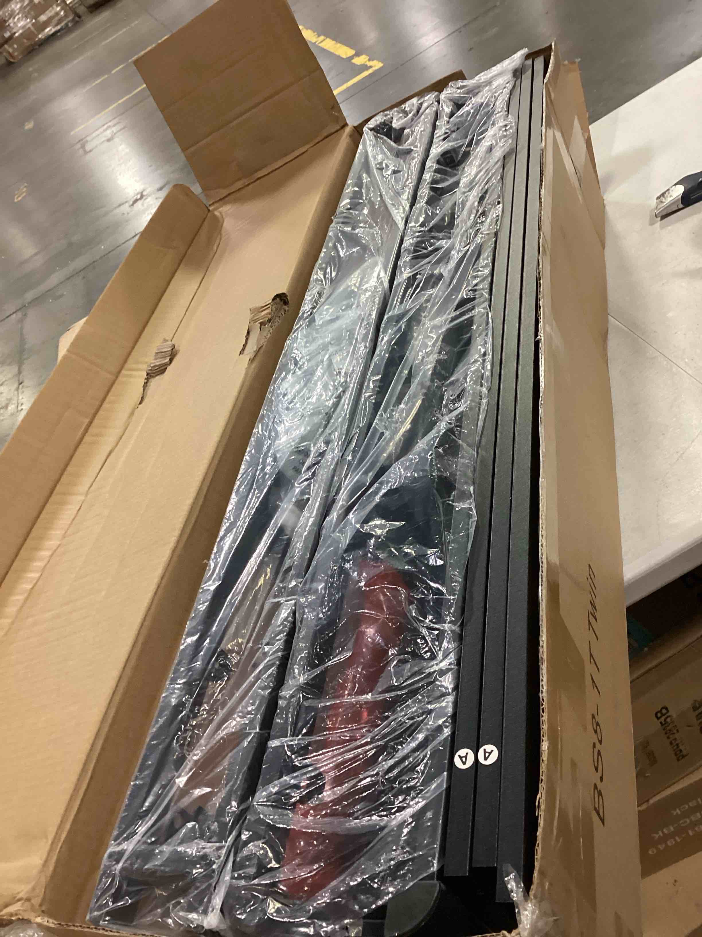 https://s3.amazonaws.com/lotting-images-prod/bidfta/BLU5831585_1717764641620.jpeg