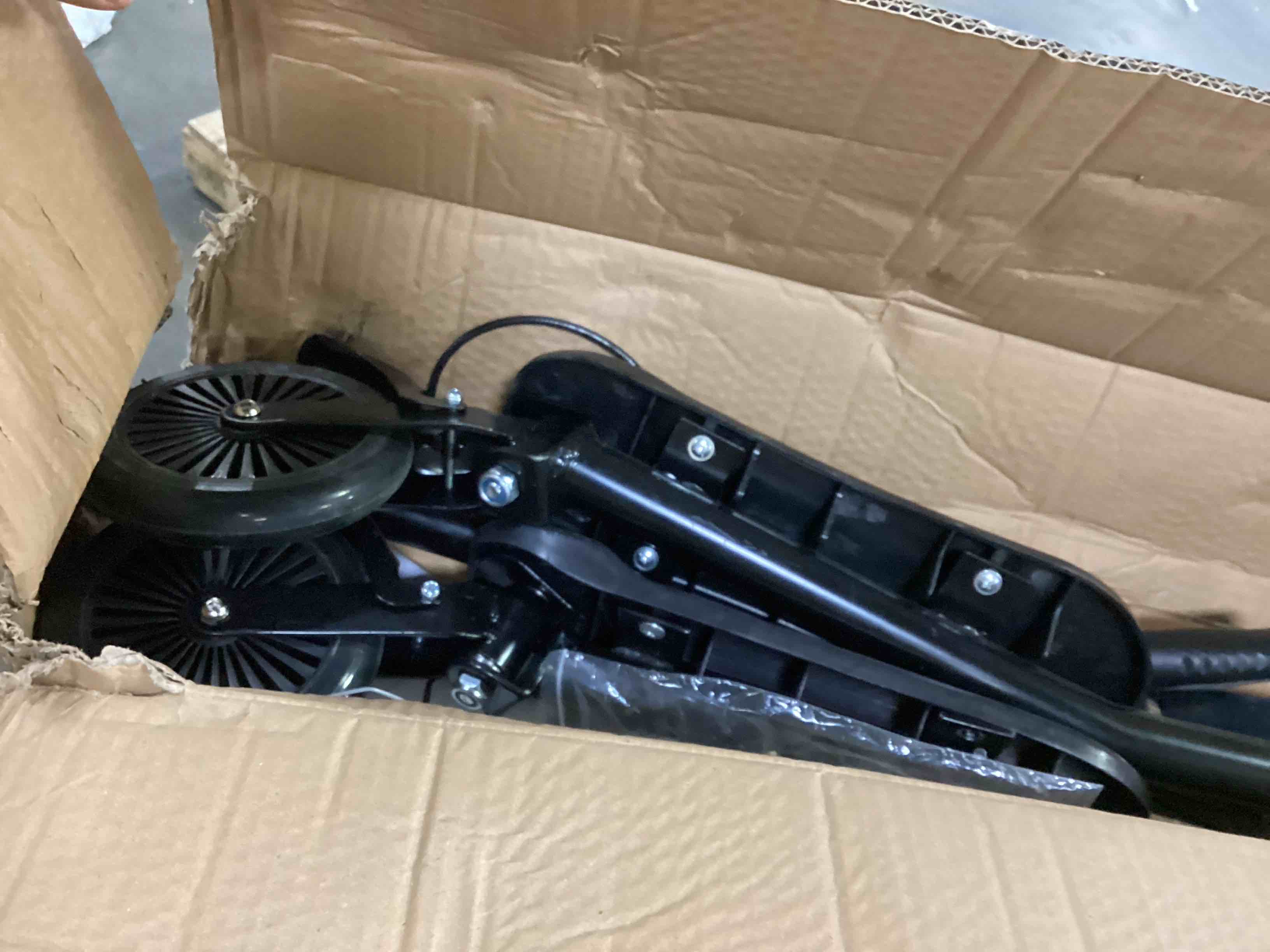 https://s3.amazonaws.com/lotting-images-prod/bidfta/BLU5831914_1718133981393.jpeg