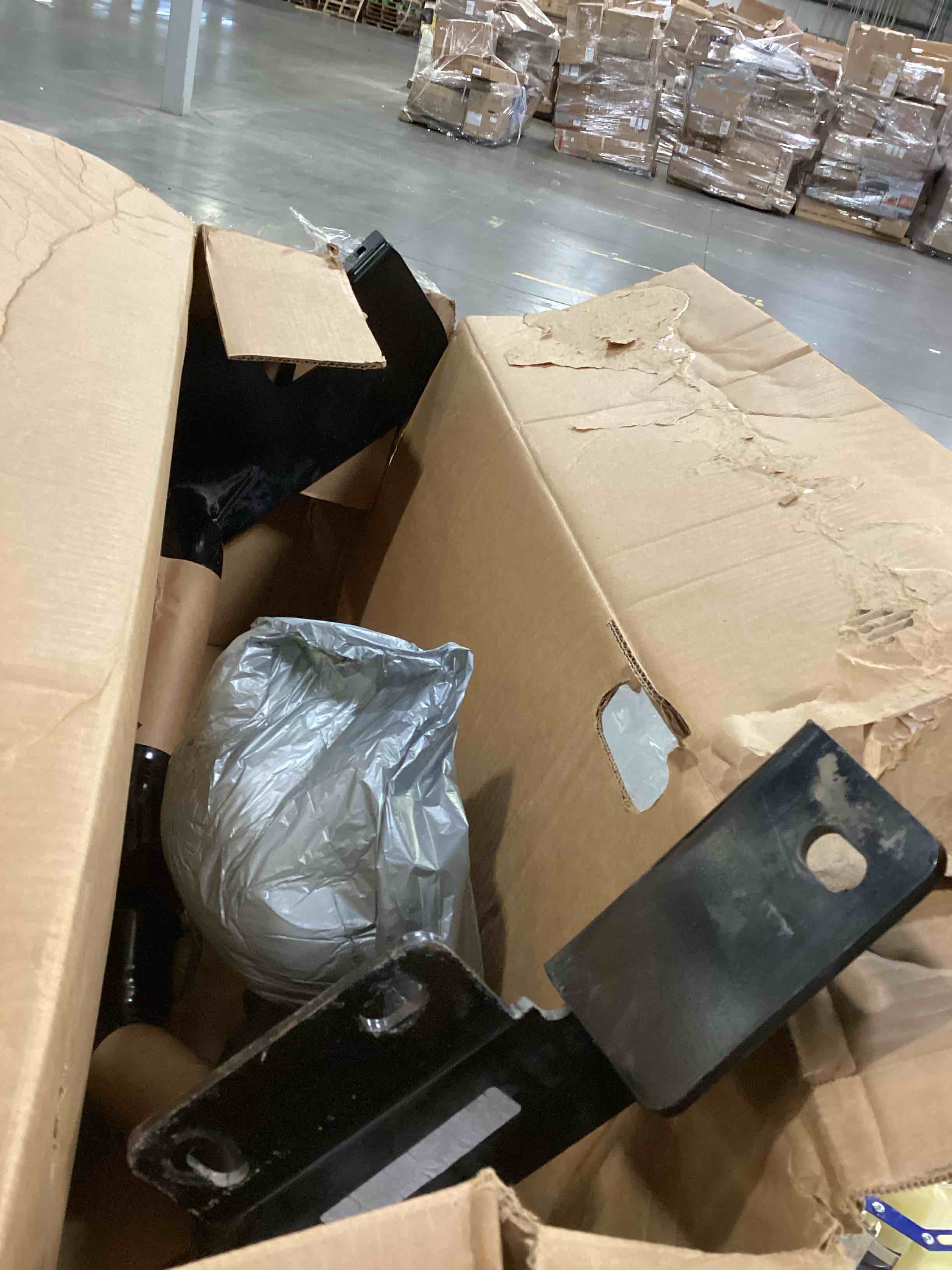 https://s3.amazonaws.com/lotting-images-prod/bidfta/BLU5831918_1718191248031.jpeg