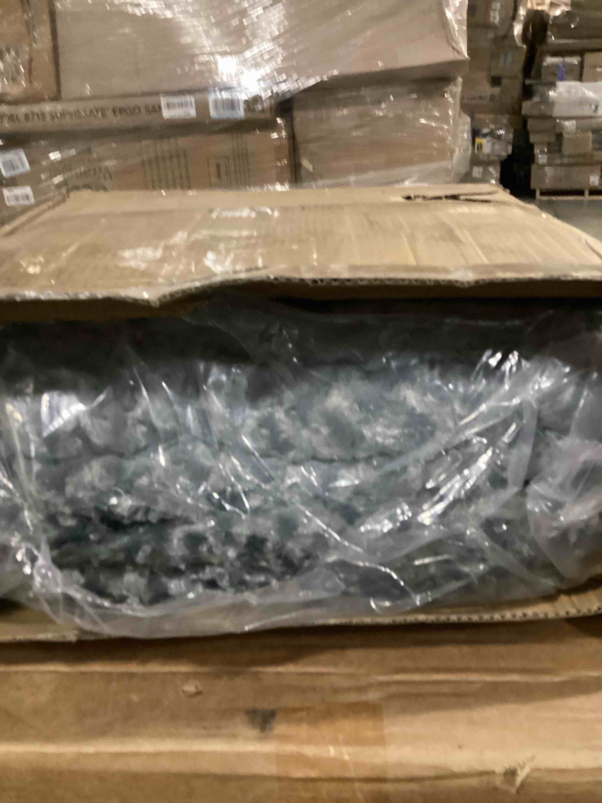 https://s3.amazonaws.com/lotting-images-prod/bidfta/BLU5833303_1718384594536.jpeg