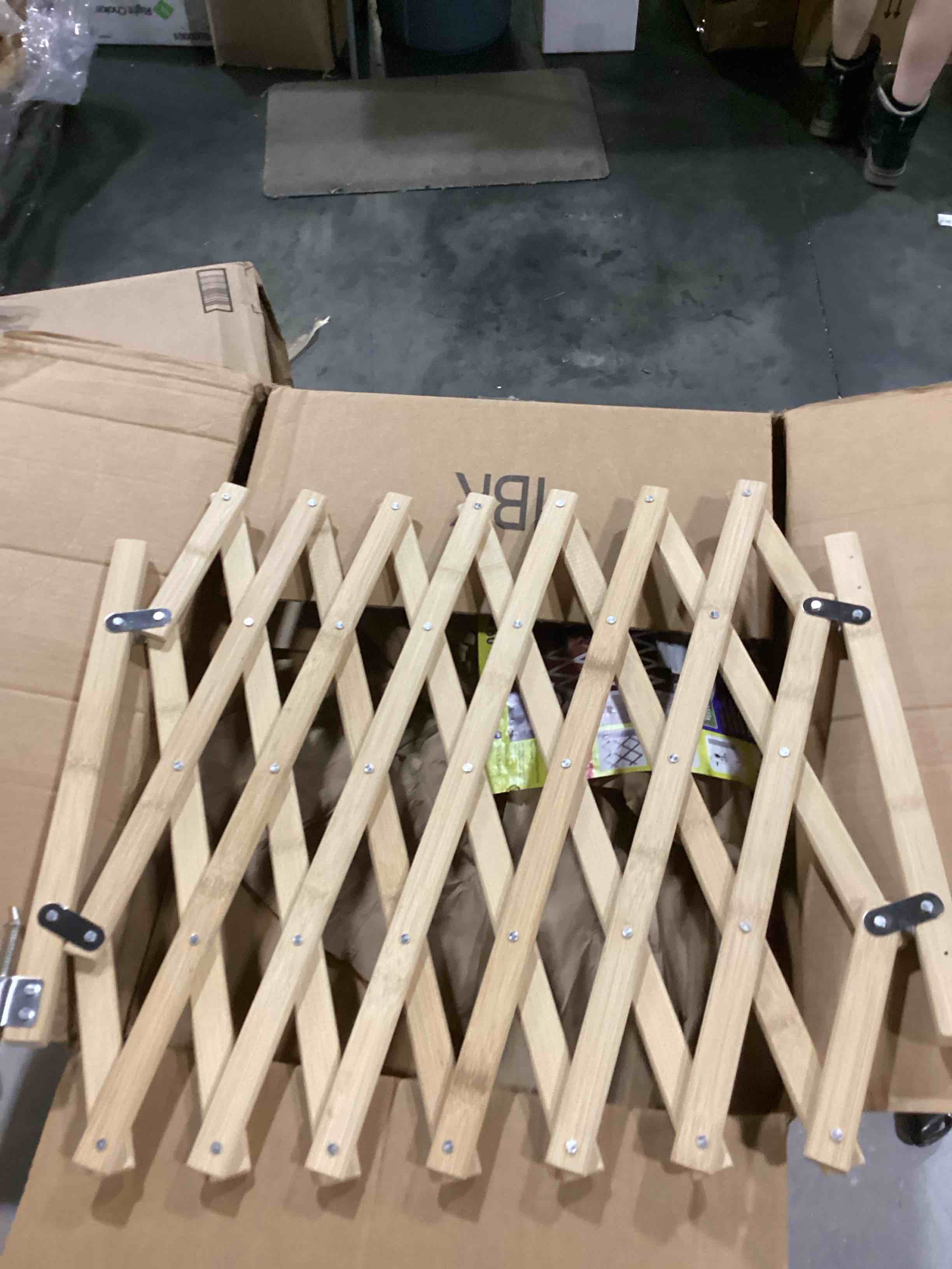 https://s3.amazonaws.com/lotting-images-prod/bidfta/BLU5833562_1718710765077.jpeg