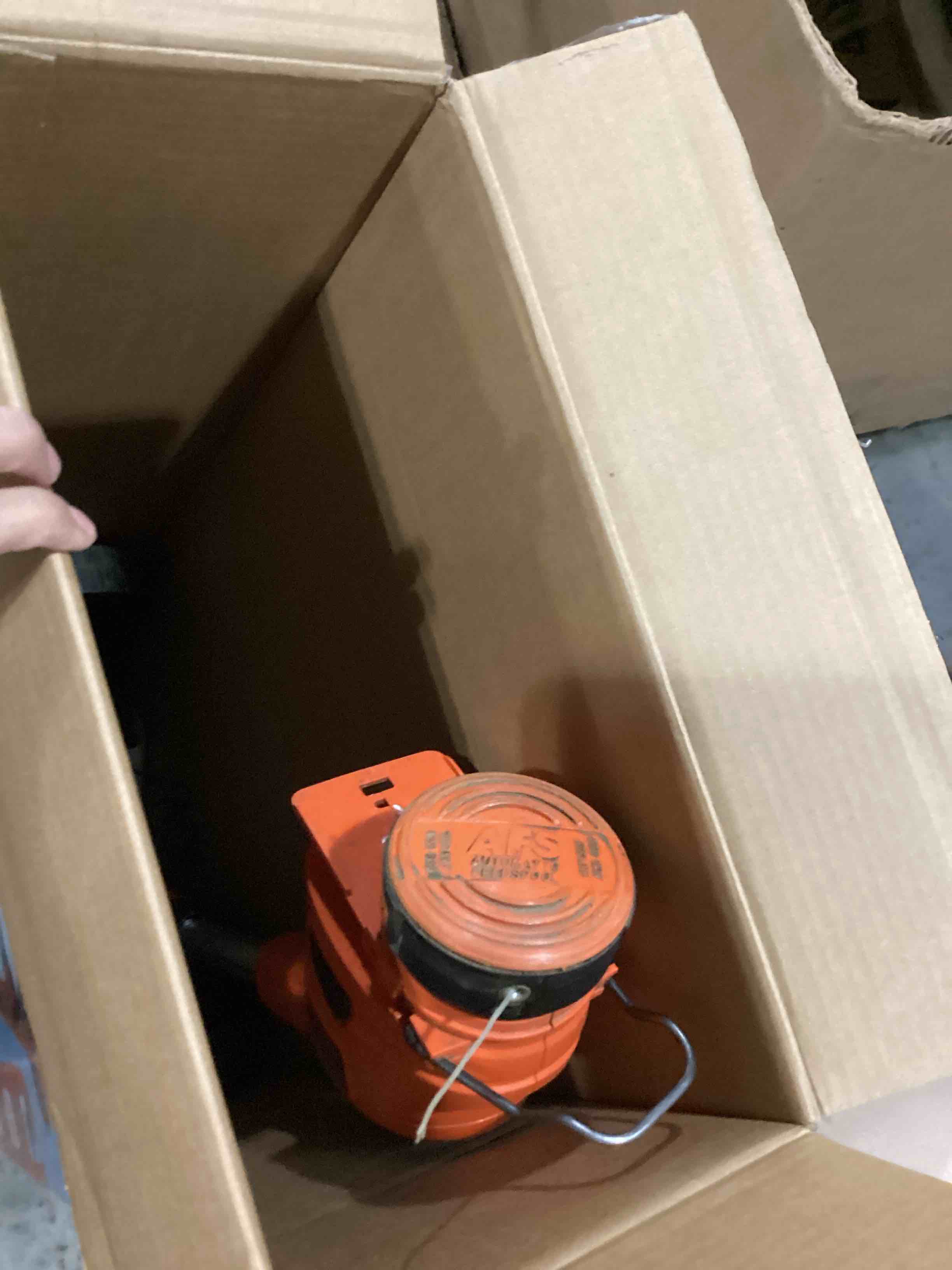 https://s3.amazonaws.com/lotting-images-prod/bidfta/BLU5835726_1717419776684.jpeg