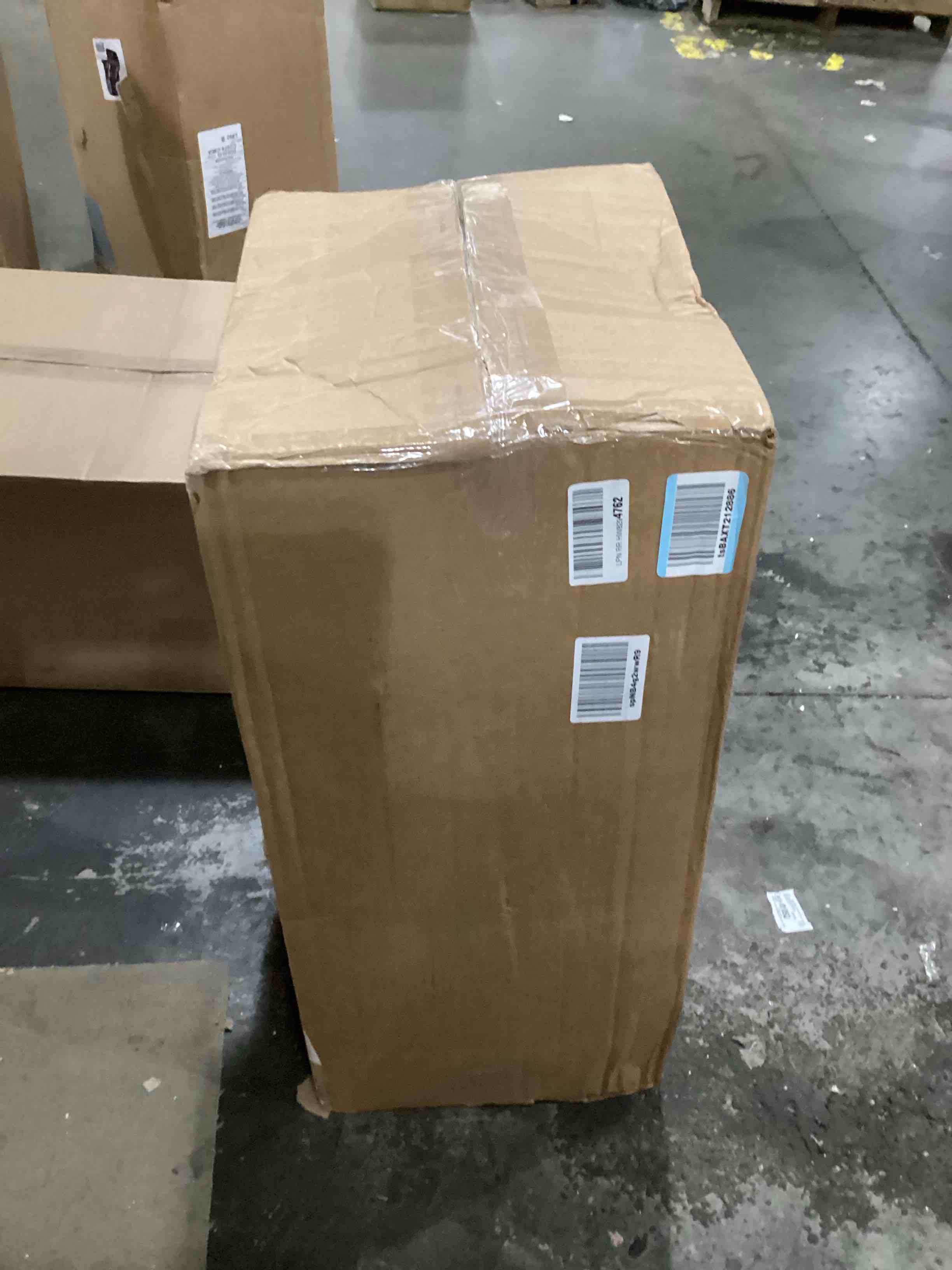 https://s3.amazonaws.com/lotting-images-prod/bidfta/BLU5835960_1717611777785.jpeg