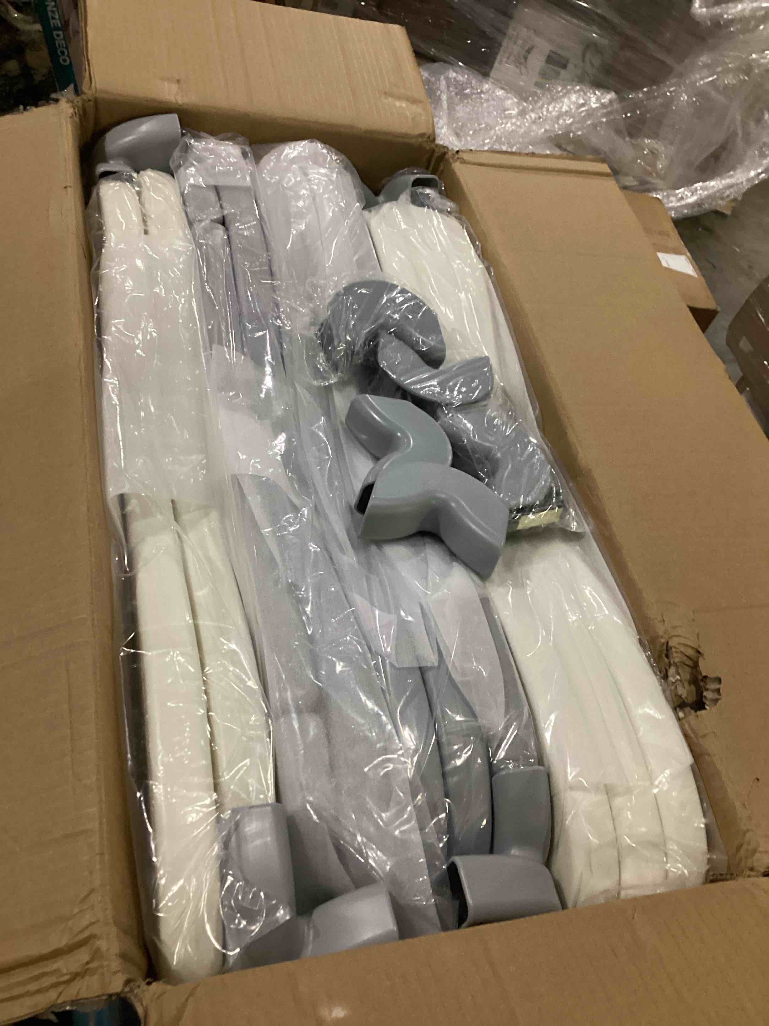 https://s3.amazonaws.com/lotting-images-prod/bidfta/BLU5835972_1717614964783.jpeg