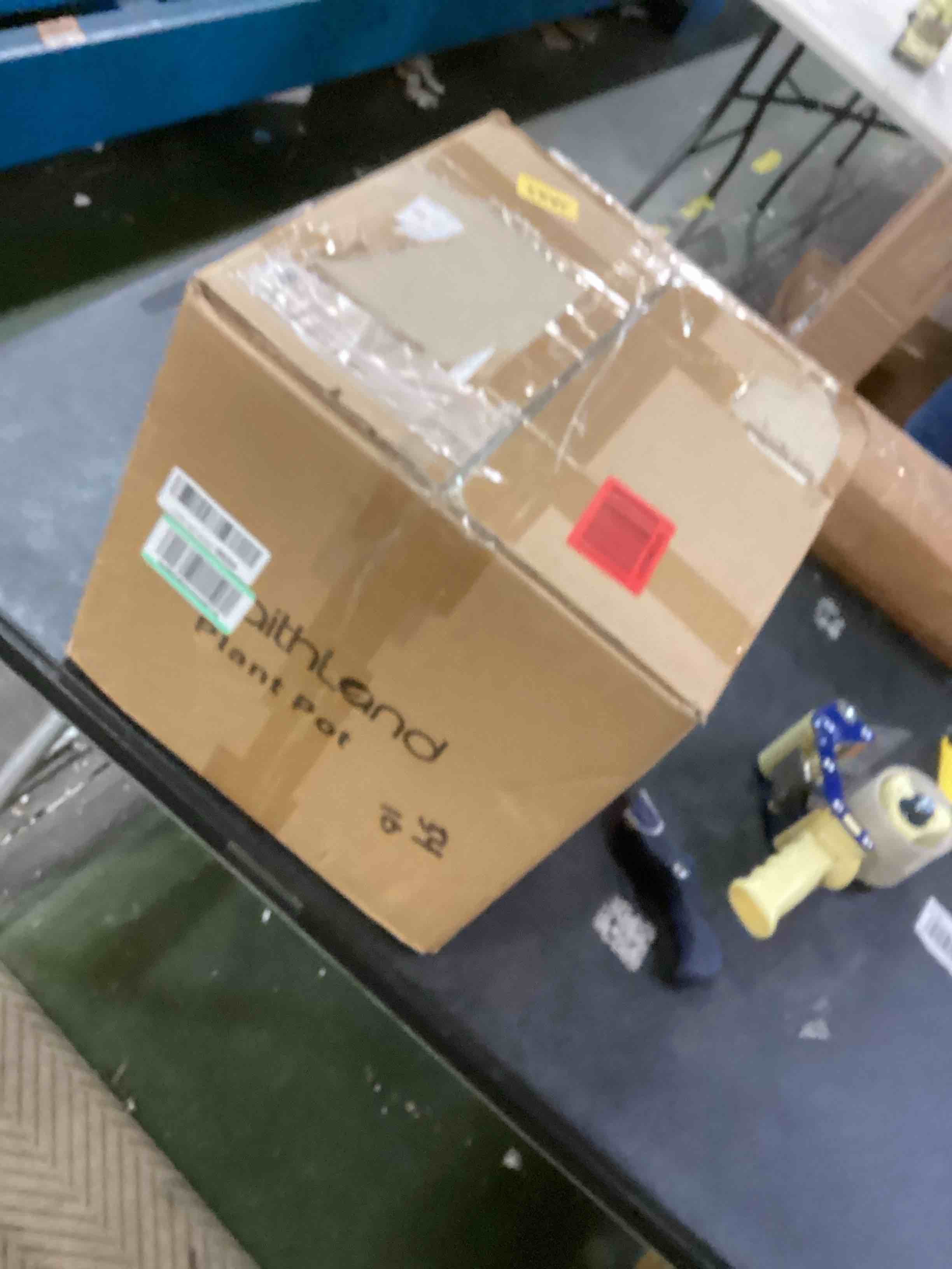 https://s3.amazonaws.com/lotting-images-prod/bidfta/BLU5841469_1709843655325.jpeg