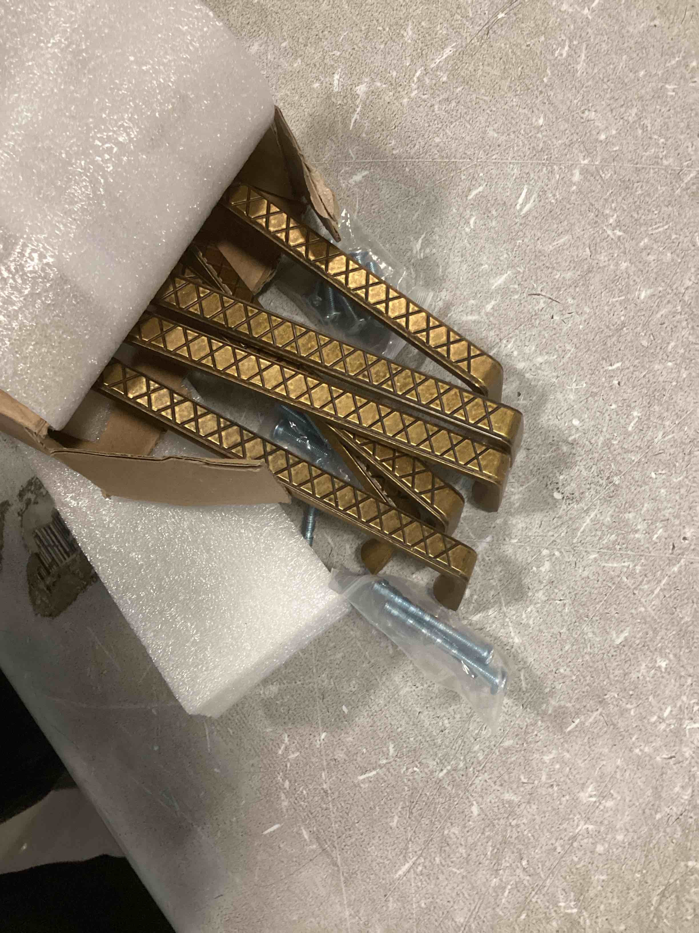 https://s3.amazonaws.com/lotting-images-prod/bidfta/BLU5841804_1709986494145.jpeg