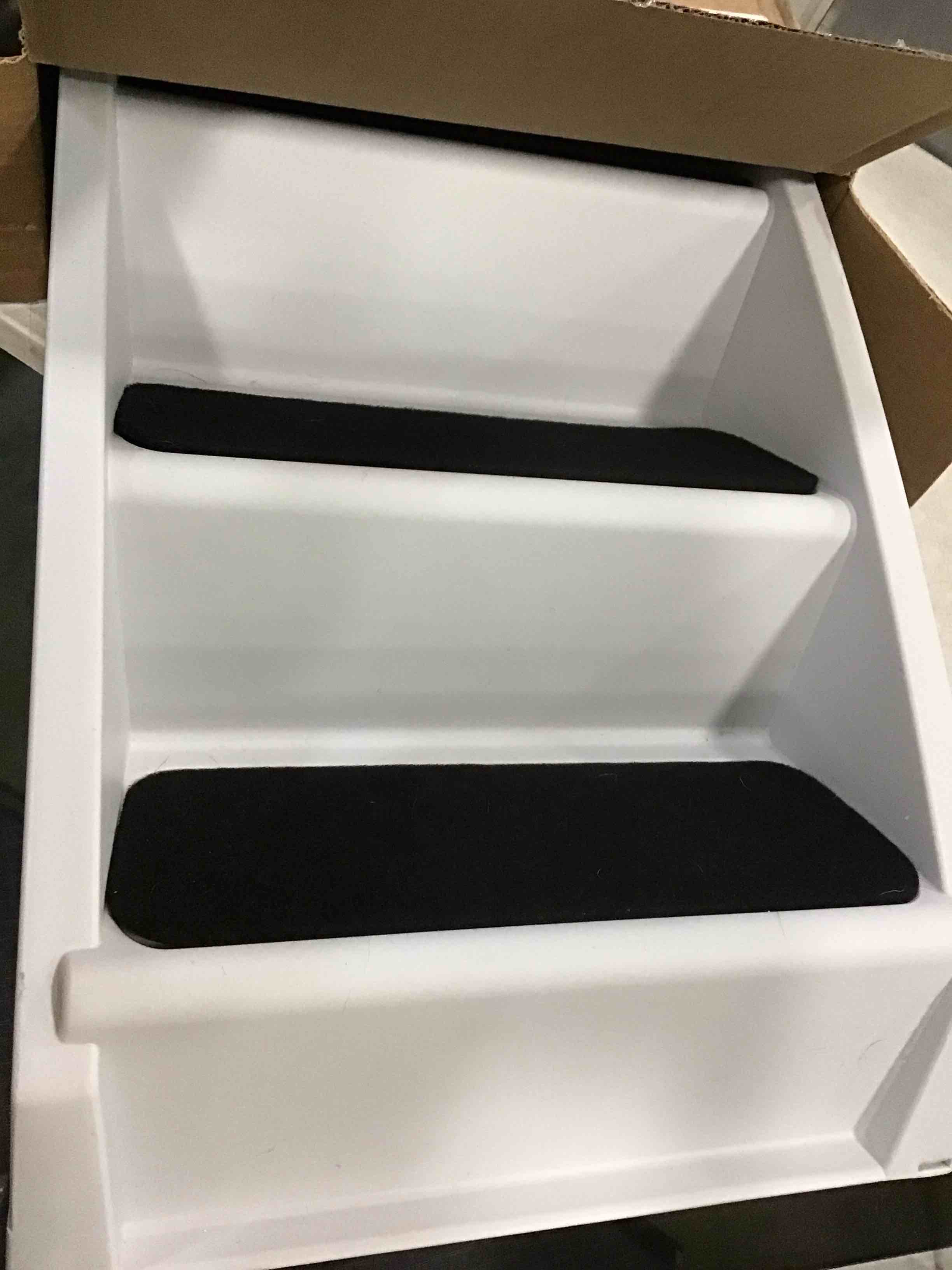 https://s3.amazonaws.com/lotting-images-prod/bidfta/BLU5843872_1710417140000.jpeg