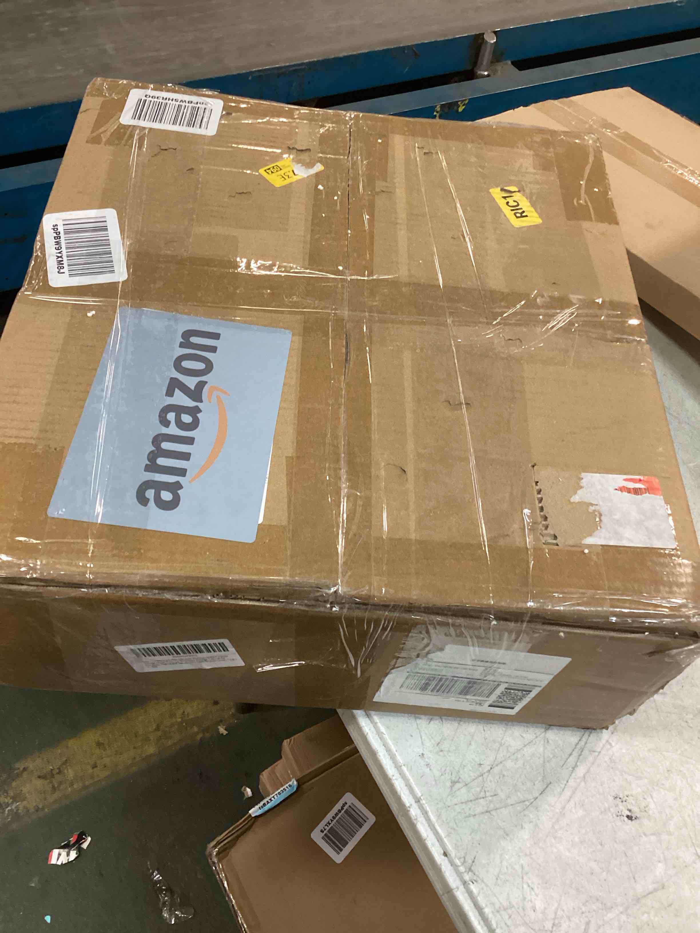 https://s3.amazonaws.com/lotting-images-prod/bidfta/BLU5844732_1710004348129.jpeg