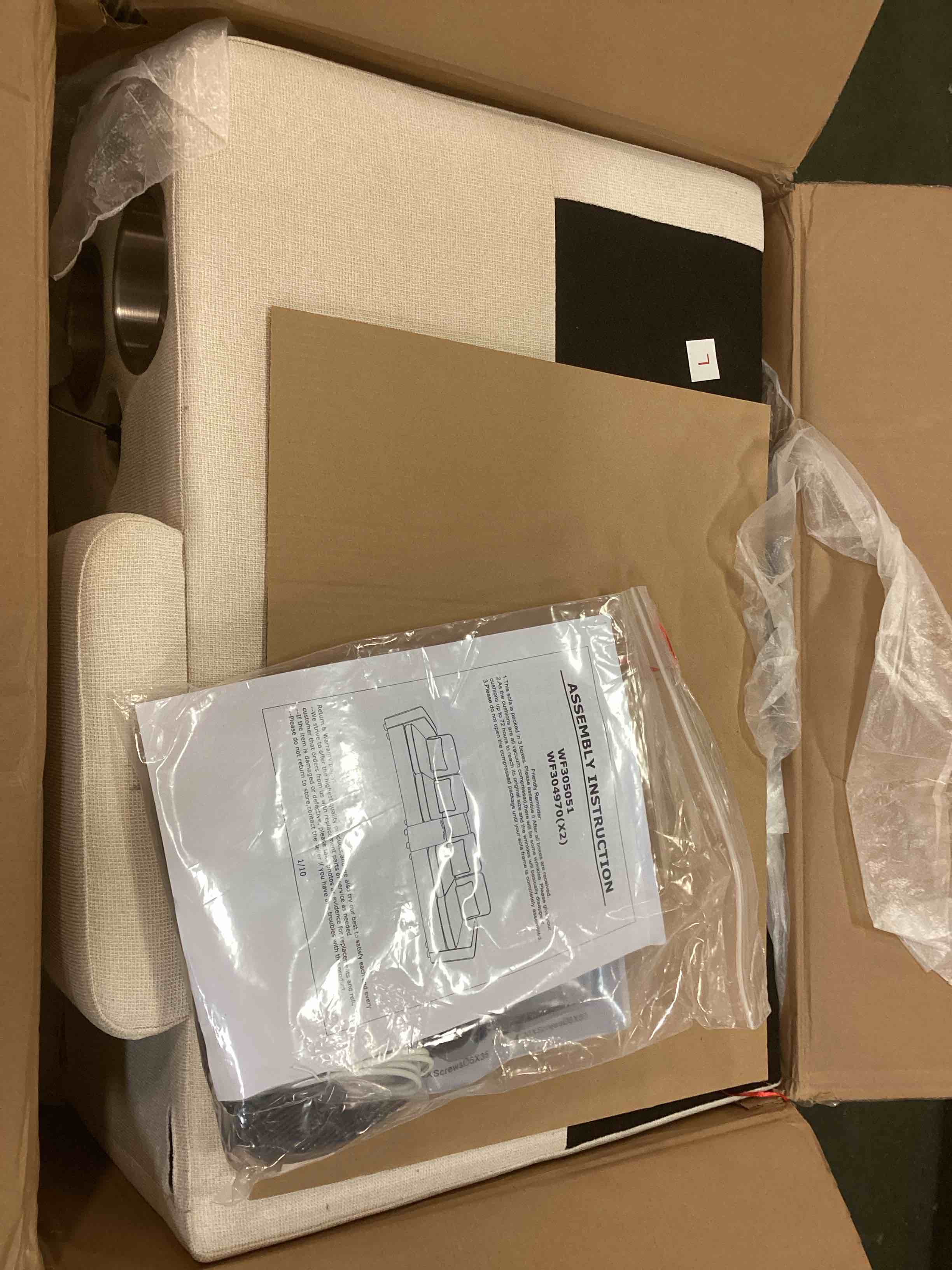 https://s3.amazonaws.com/lotting-images-prod/bidfta/BLU5845452_1710502745021.jpeg