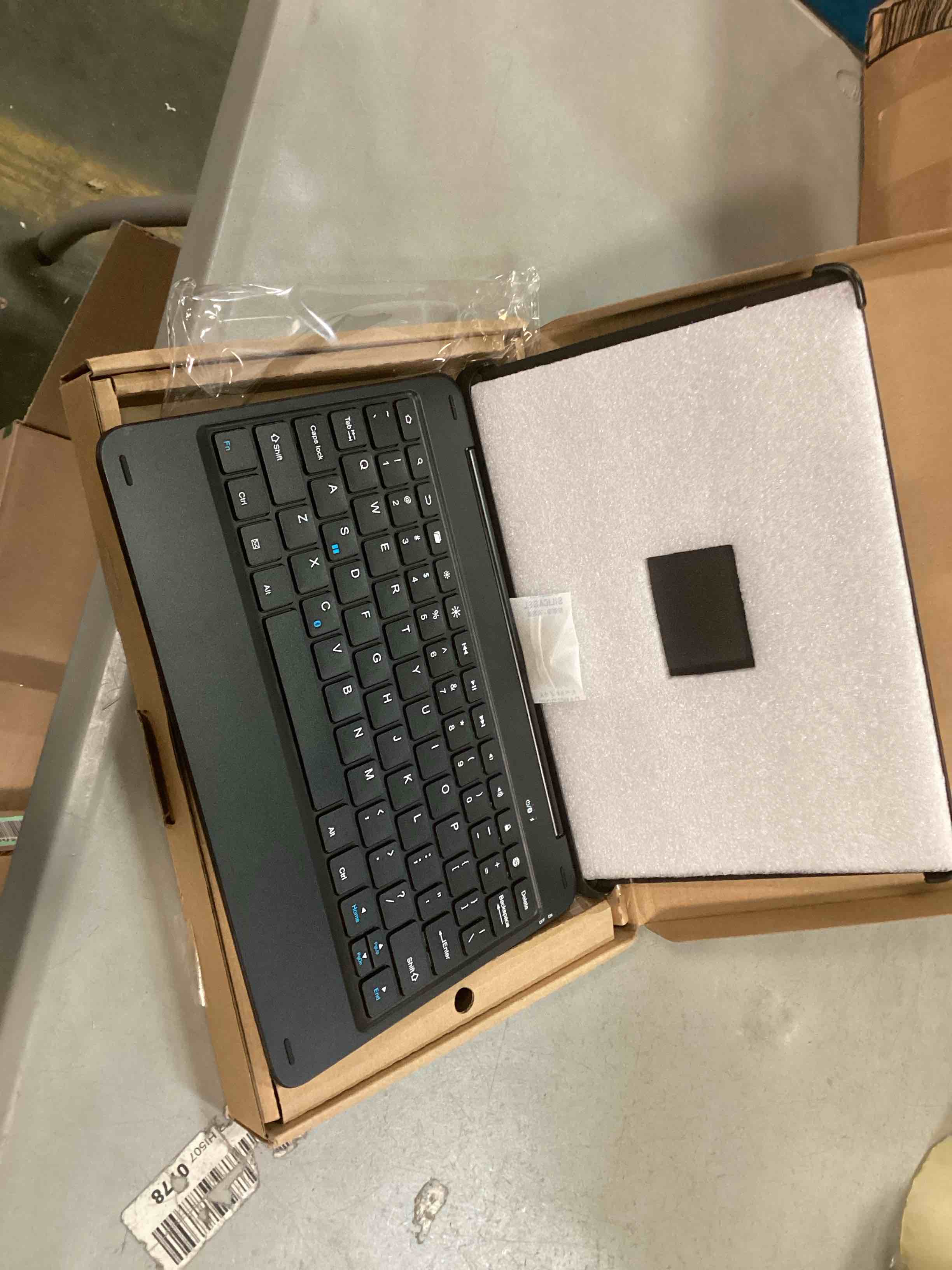 https://s3.amazonaws.com/lotting-images-prod/bidfta/BLU5845856_1710767144492.jpeg