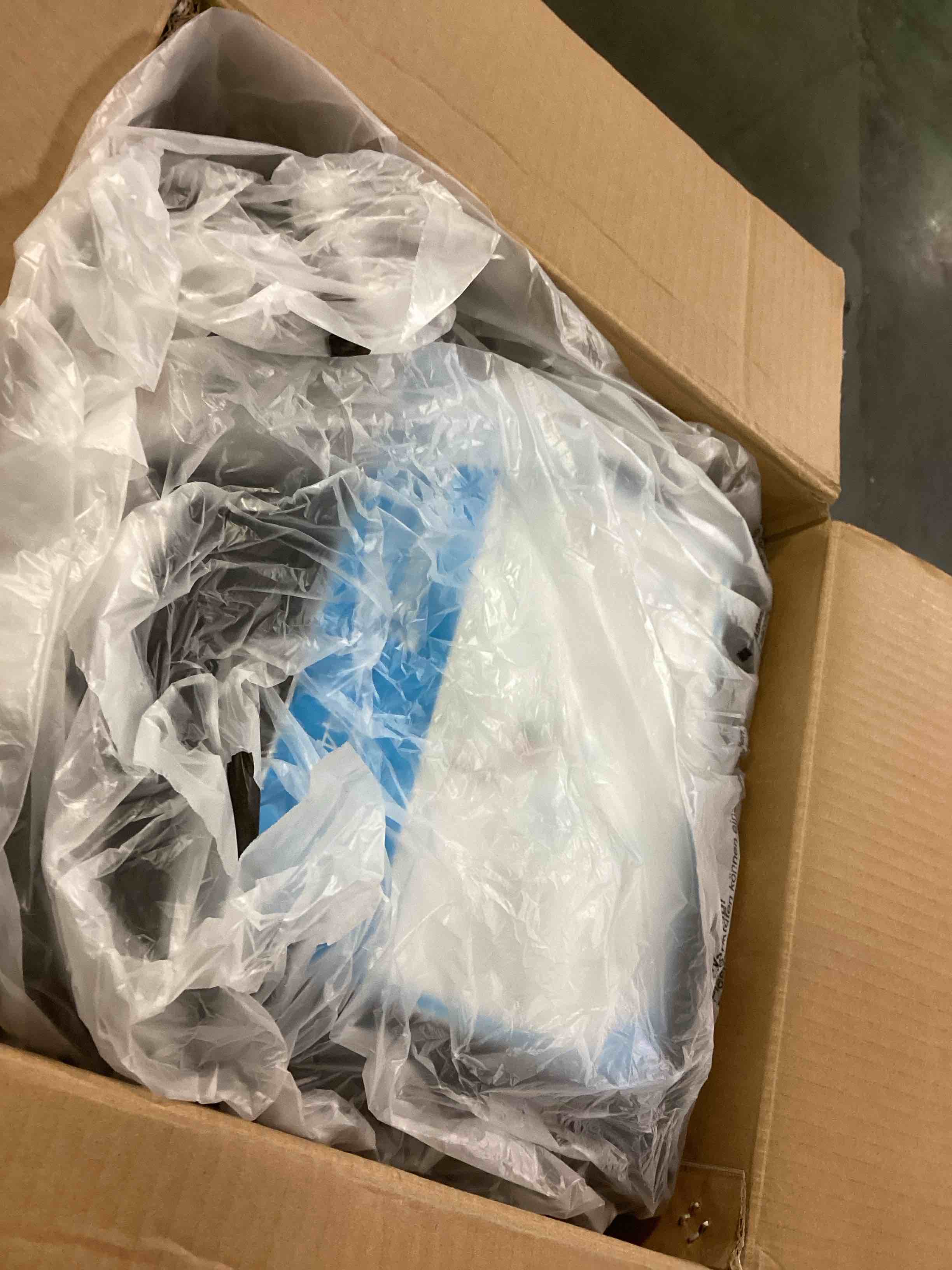 https://s3.amazonaws.com/lotting-images-prod/bidfta/BLU5849868_1710853298781.jpeg