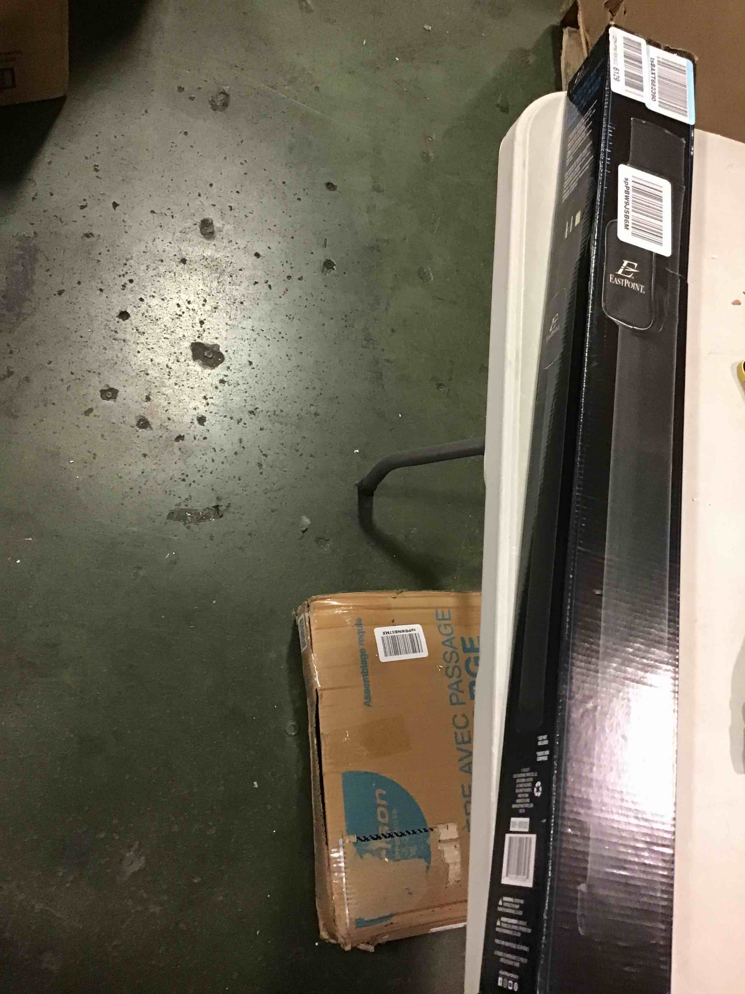 https://s3.amazonaws.com/lotting-images-prod/bidfta/BLU5850161_1711119036206.jpeg