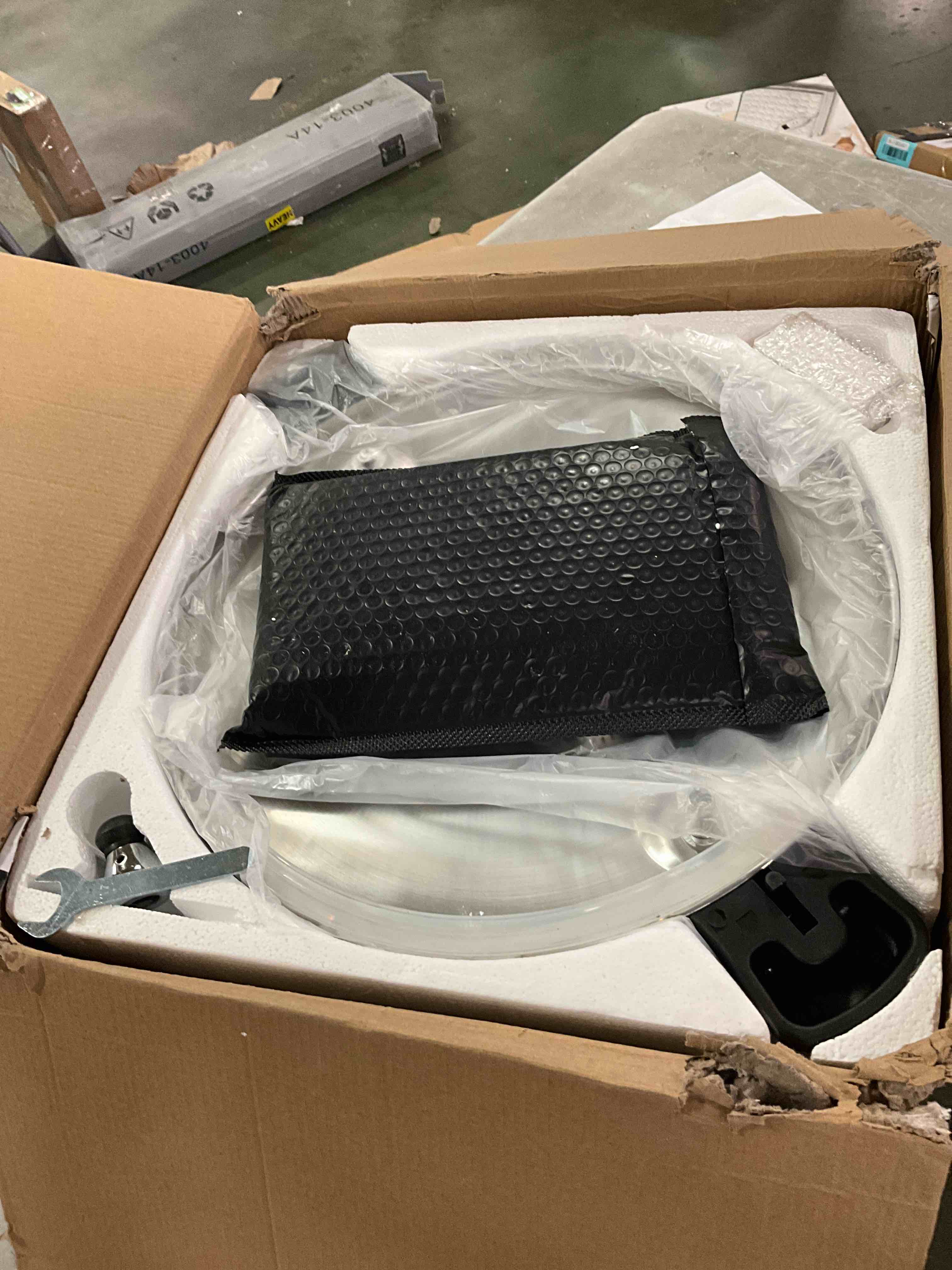 https://s3.amazonaws.com/lotting-images-prod/bidfta/BLU5850408_1711636749735.jpeg