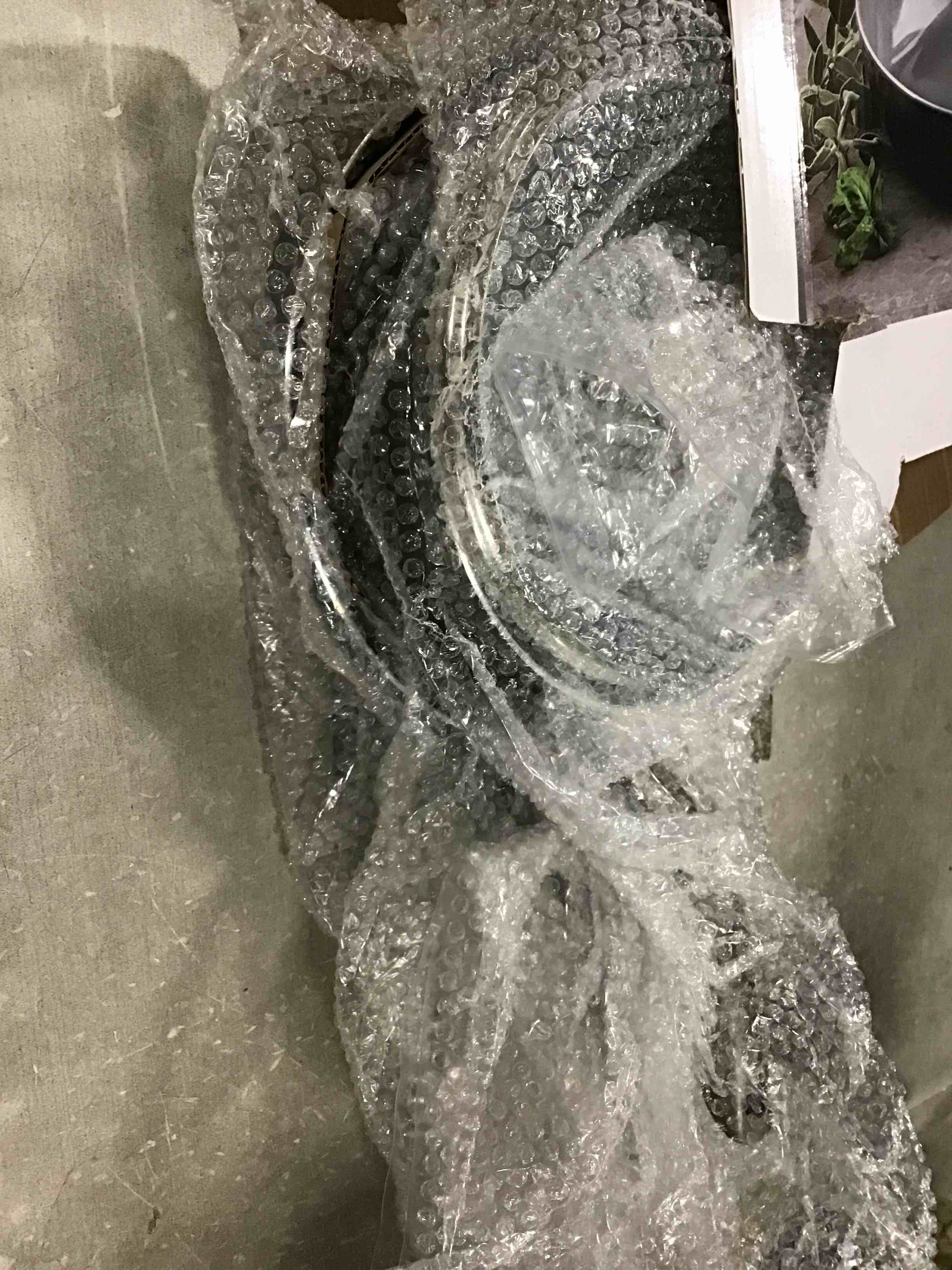 https://s3.amazonaws.com/lotting-images-prod/bidfta/BLU5854317_1703788564797.jpeg