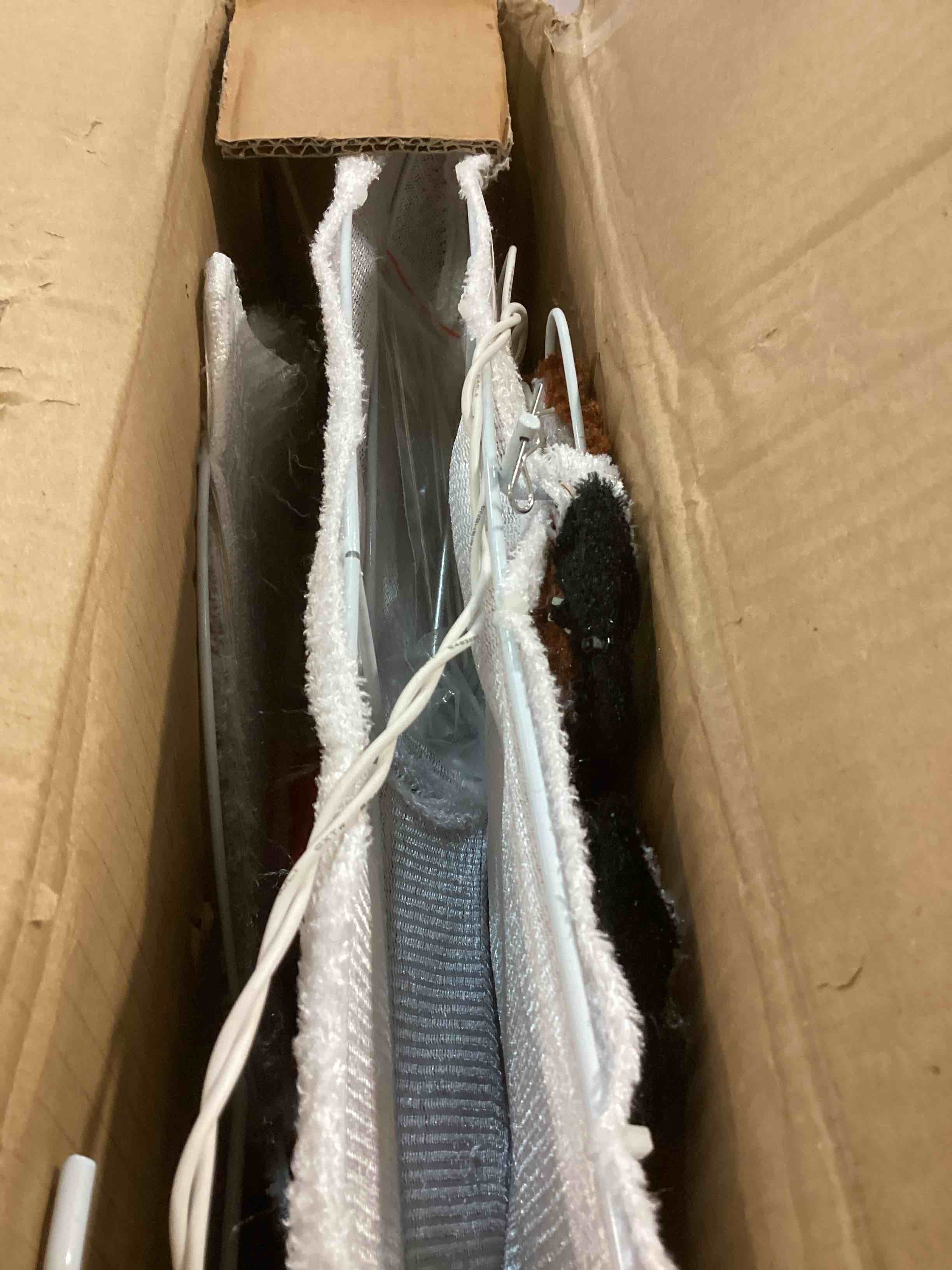 https://s3.amazonaws.com/lotting-images-prod/bidfta/BLU5856591_1704219651108.jpeg