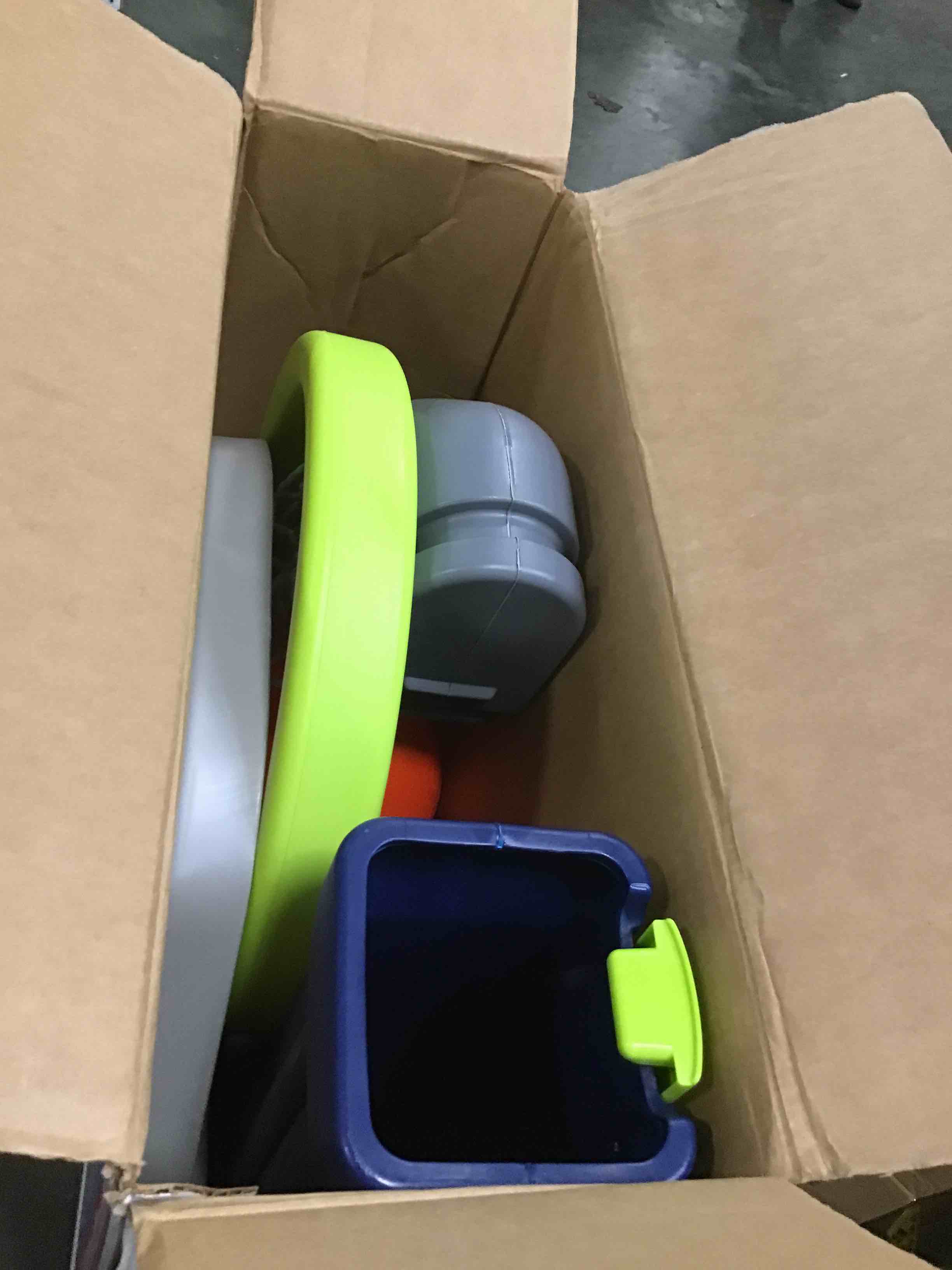 https://s3.amazonaws.com/lotting-images-prod/bidfta/BLU5857802_1705002582947.jpeg