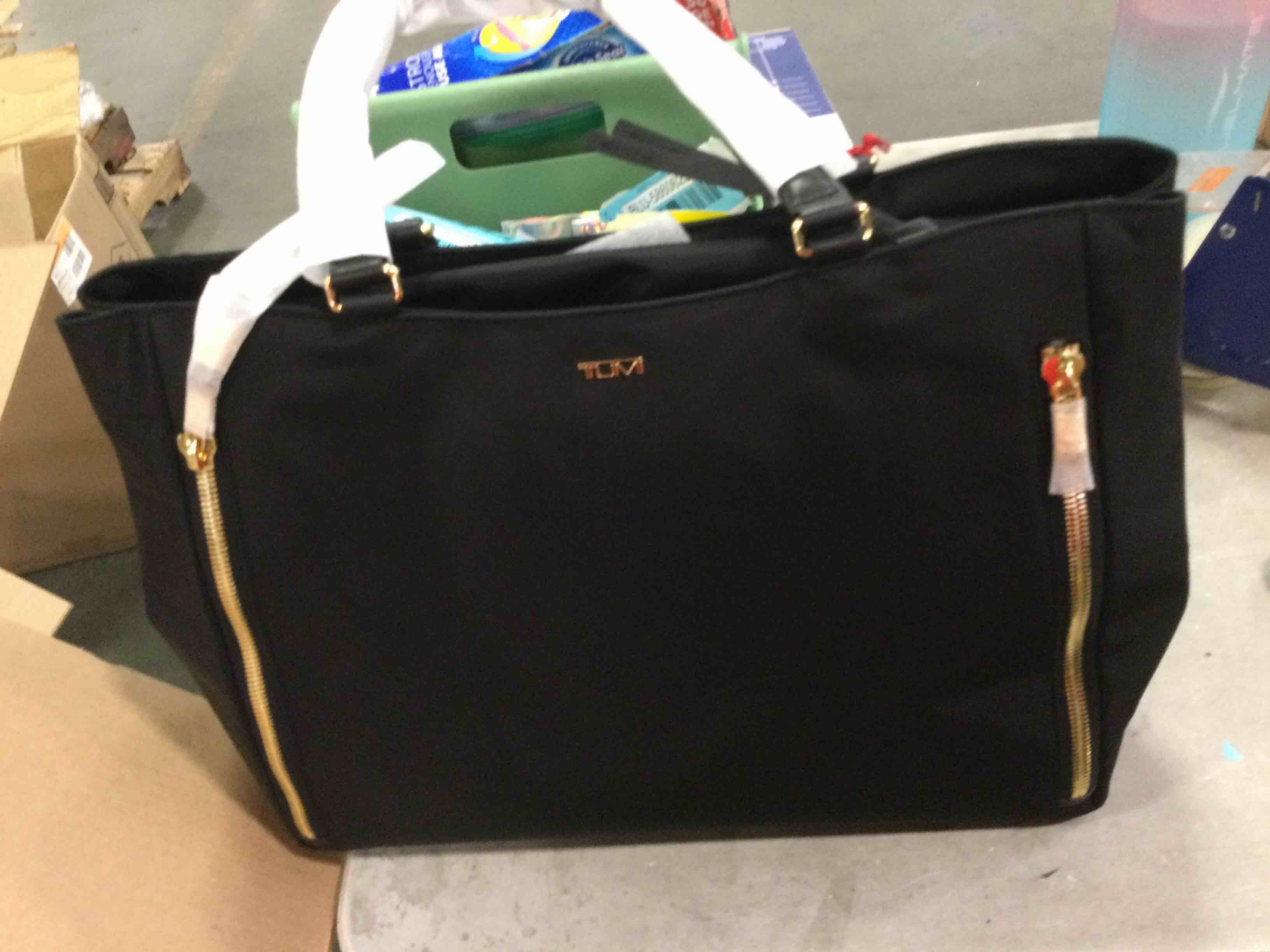 https://s3.amazonaws.com/lotting-images-prod/bidfta/BLU5860851_1705595375781.jpeg