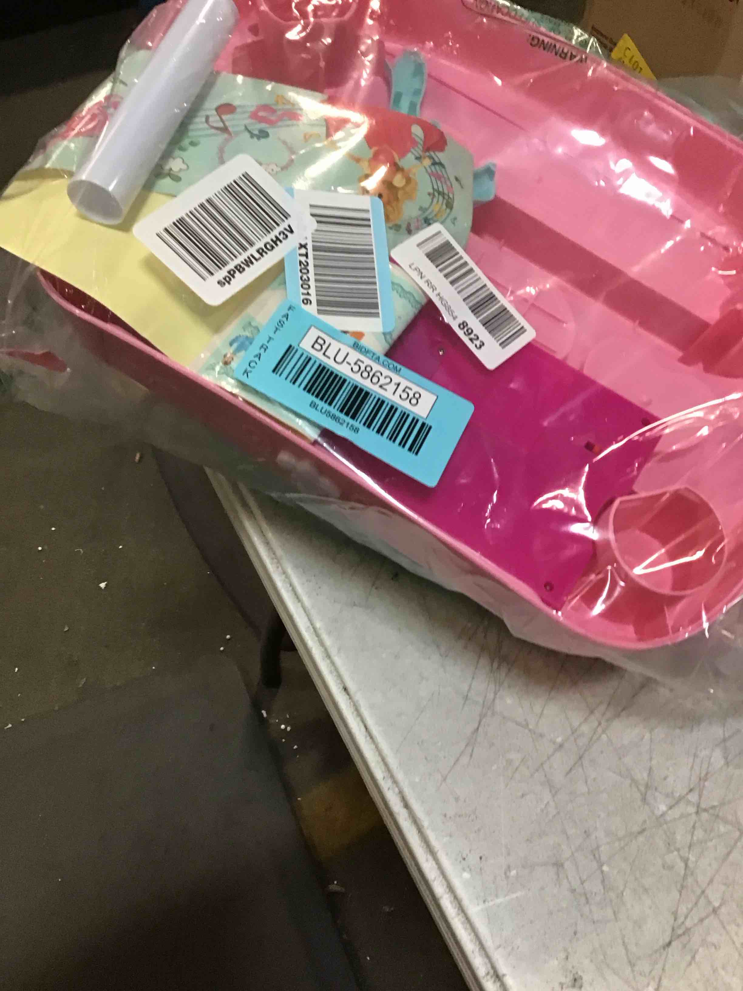 https://s3.amazonaws.com/lotting-images-prod/bidfta/BLU5862158_1704889477451.jpeg
