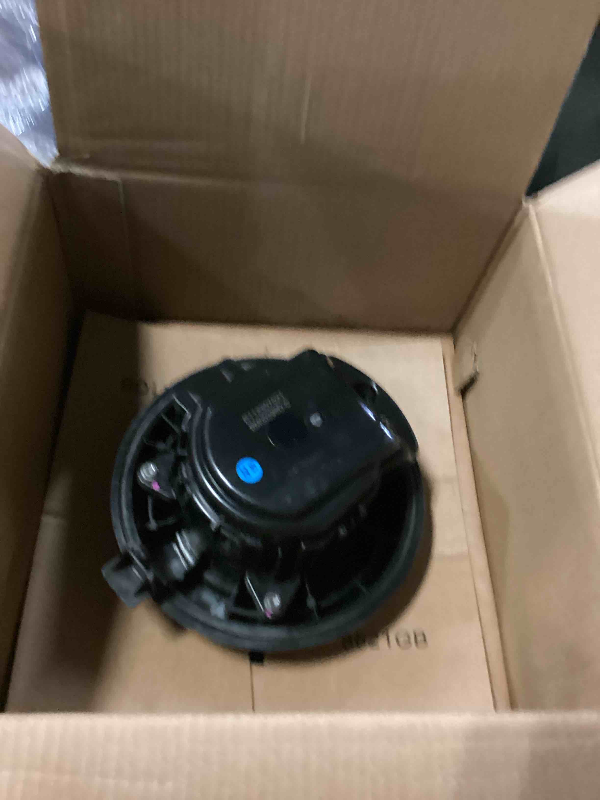 https://s3.amazonaws.com/lotting-images-prod/bidfta/BLU5864176_1723465546129.jpeg