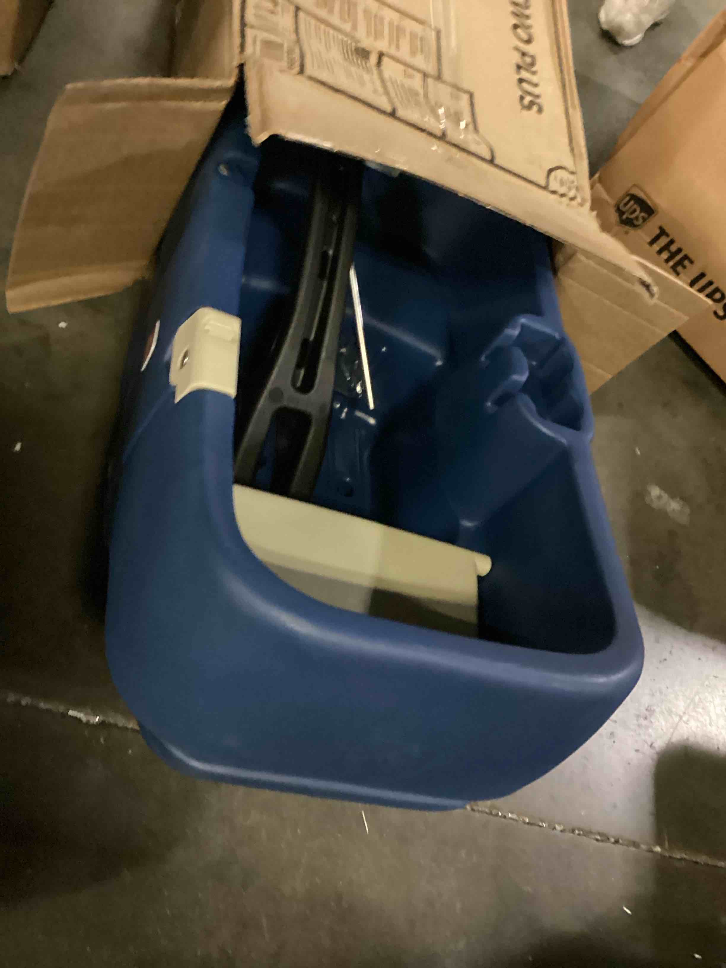 https://s3.amazonaws.com/lotting-images-prod/bidfta/BLU5864336_1723549072466.jpeg