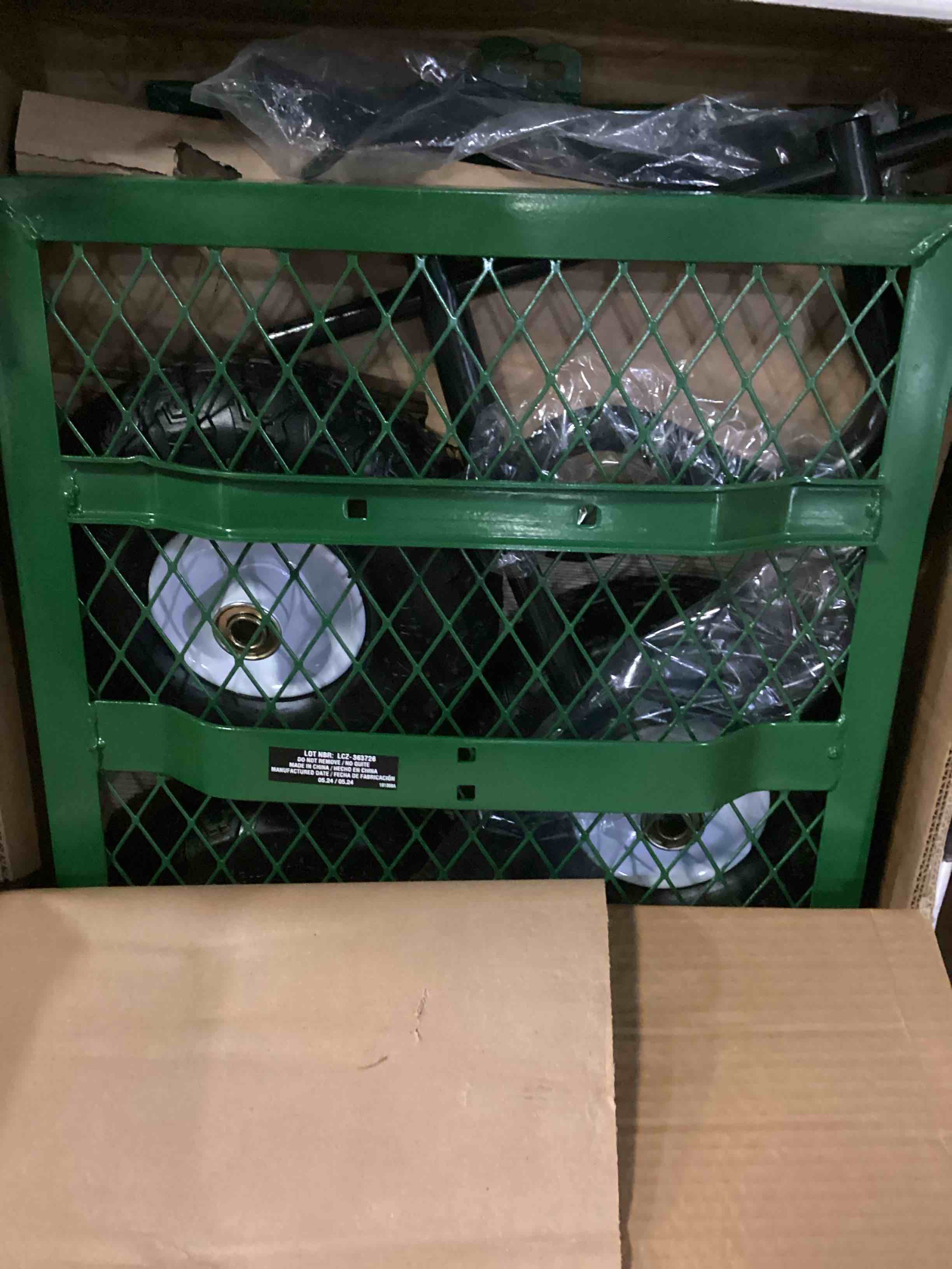 https://s3.amazonaws.com/lotting-images-prod/bidfta/BLU5865275_1724261638073.jpeg