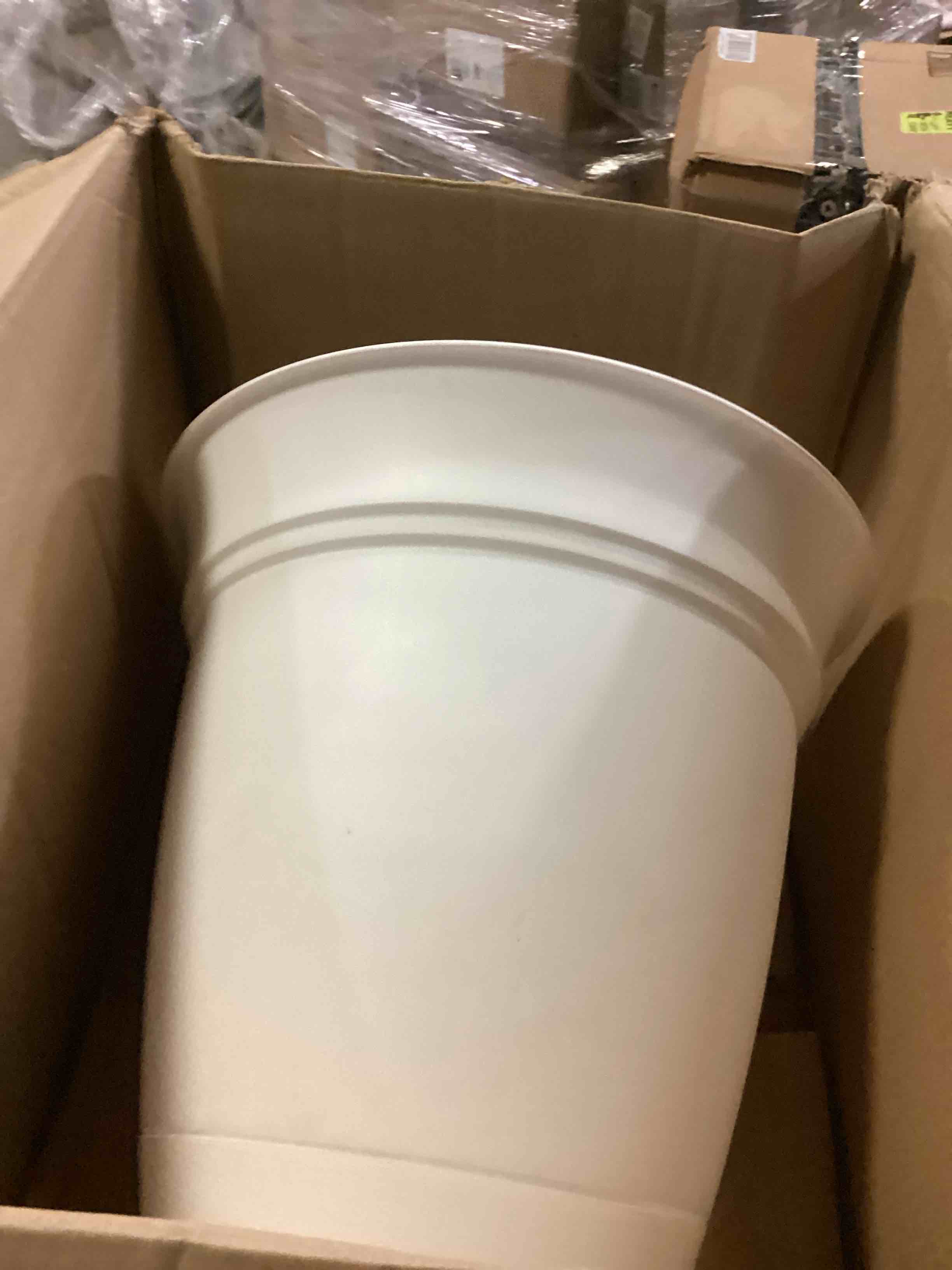 https://s3.amazonaws.com/lotting-images-prod/bidfta/BLU5866202_1721243474431.jpeg