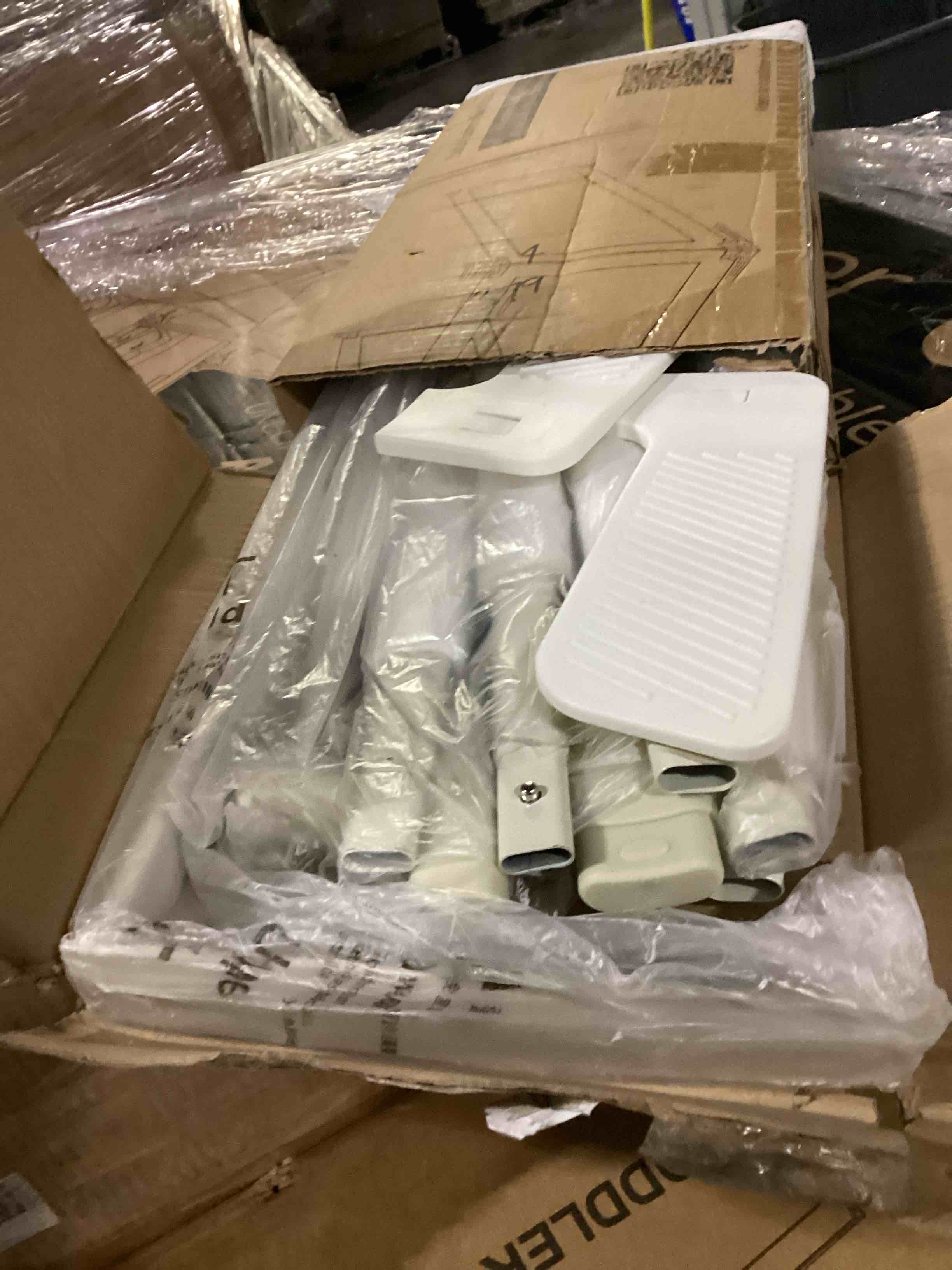 https://s3.amazonaws.com/lotting-images-prod/bidfta/BLU5868056_1723055418085.jpeg