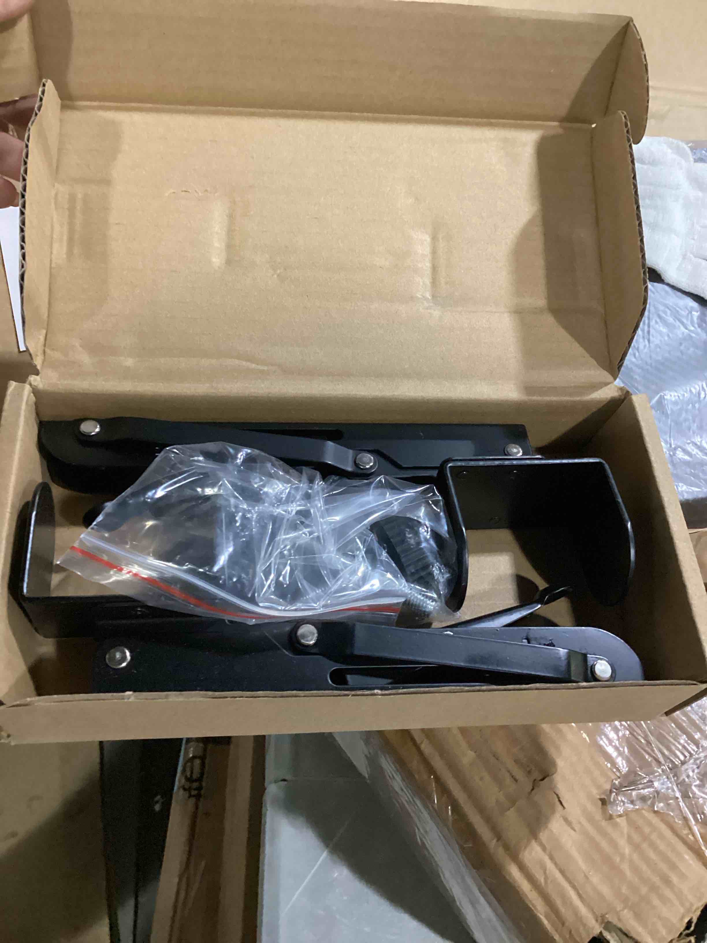 https://s3.amazonaws.com/lotting-images-prod/bidfta/BLU5869104_1723467554197.jpeg